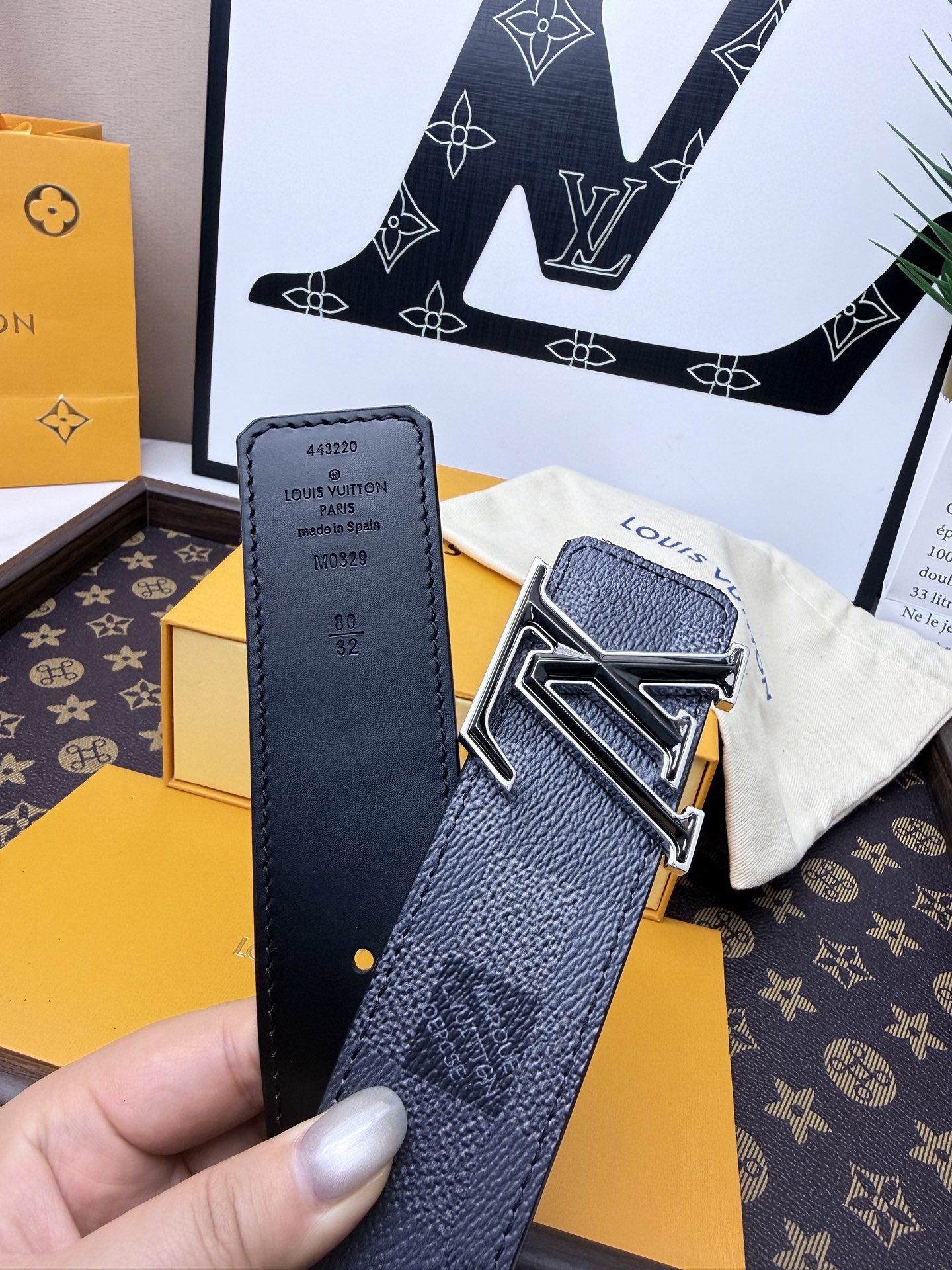 P：210      驢家專櫃最新升級版本 寬度40mm 原廠小牛皮進口柔軟小牛皮底  搭配新型字母搭扣