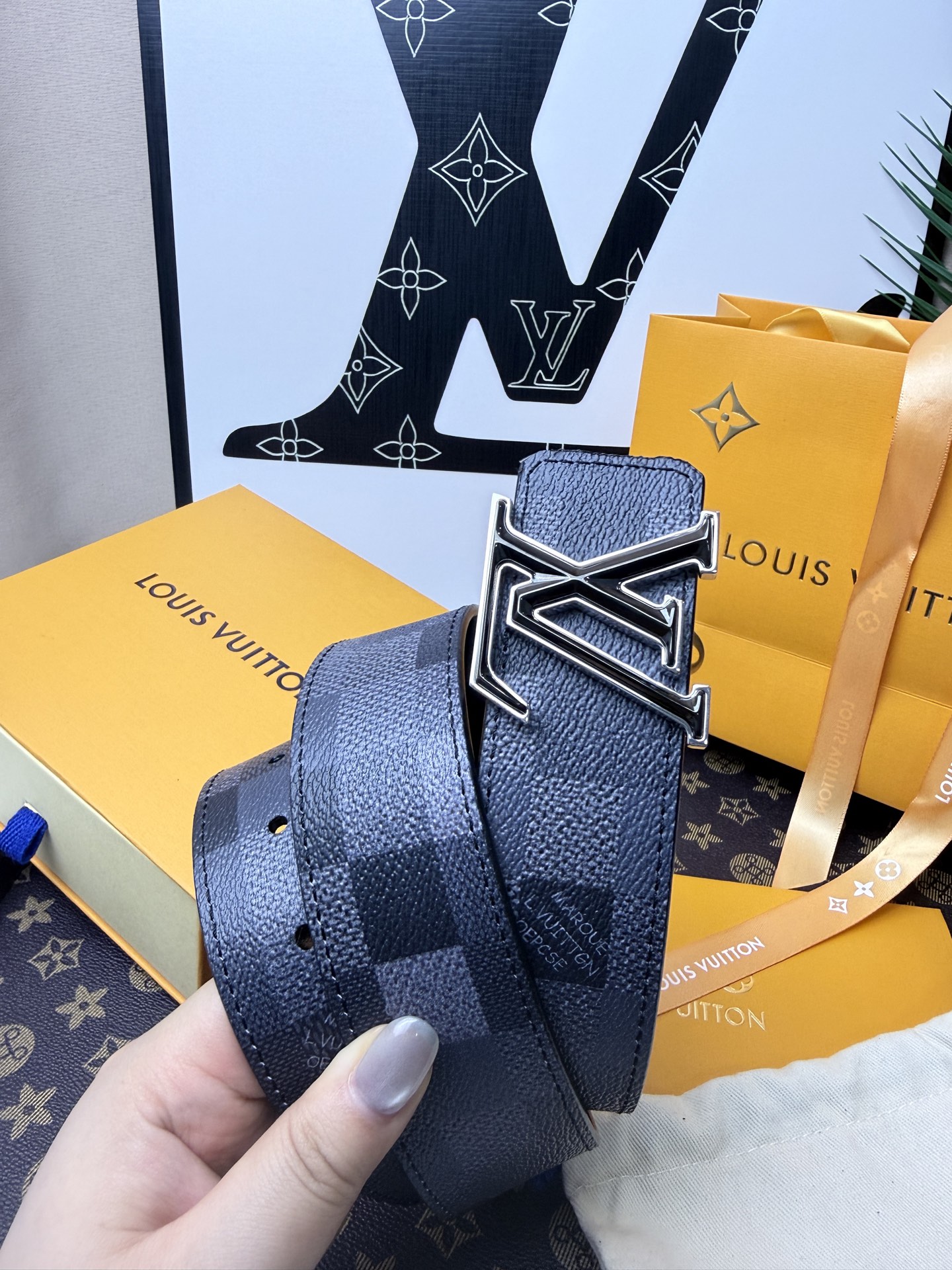 P：210      驢家專櫃最新升級版本 寬度40mm 原廠小牛皮進口柔軟小牛皮底  搭配新型字母搭扣