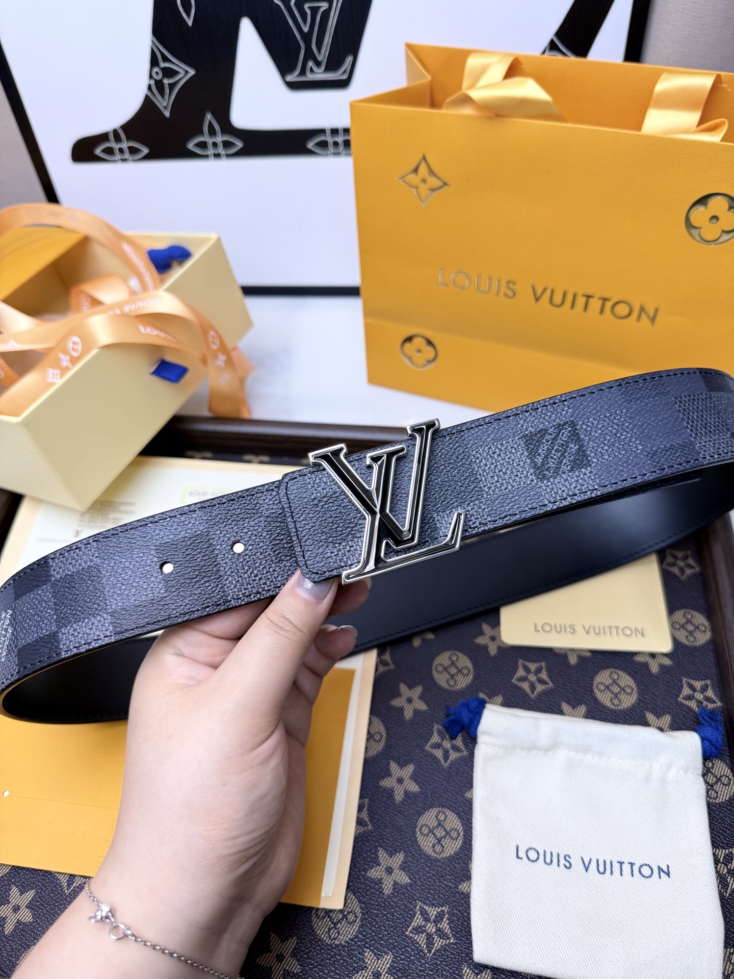 P：210      驢家專櫃最新升級版本 寬度40mm 原廠小牛皮進口柔軟小牛皮底  搭配新型字母搭扣