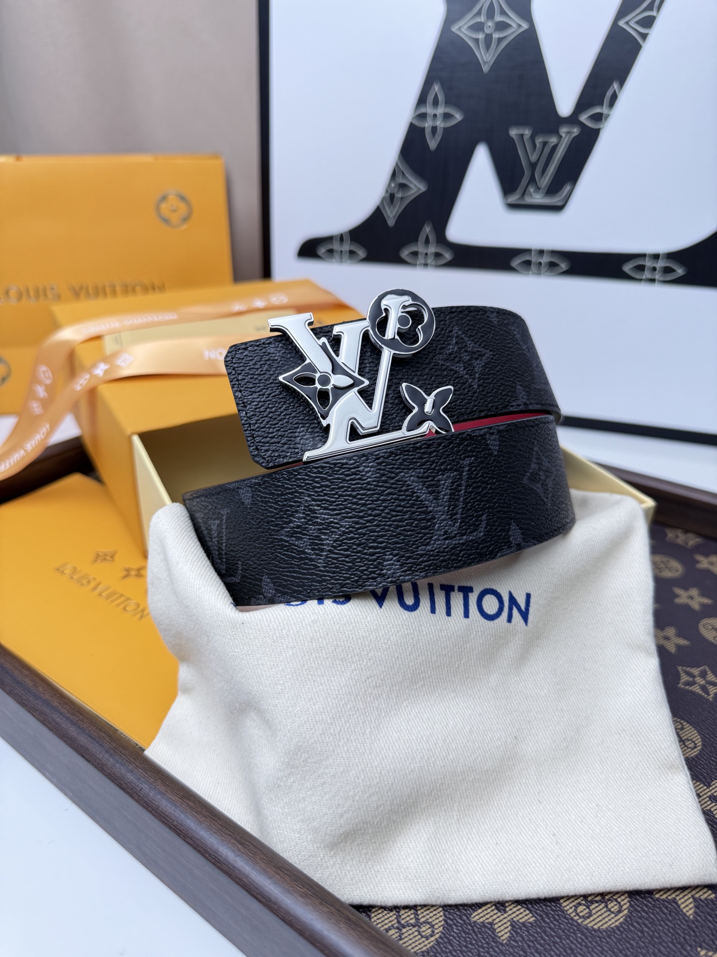 LV 黑灰漸變老花字母扣皮帶 40mm標準寬度 頂級原廠級黑灰漸變老花帆布，搭配細膩頭層皮 底，肌理與觸