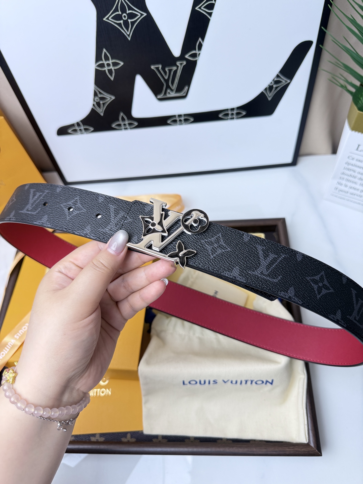 LV 黑灰漸變老花字母扣皮帶 40mm標準寬度 頂級原廠級黑灰漸變老花帆布，搭配細膩頭層皮 底，肌理與觸