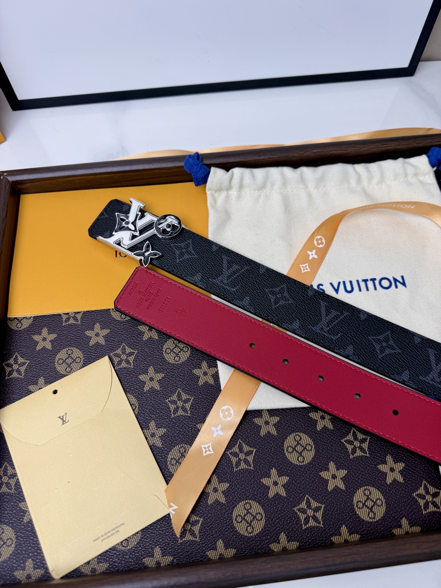 LV 黑灰漸變老花字母扣皮帶 40mm標準寬度 頂級原廠級黑灰漸變老花帆布，搭配細膩頭層皮 底，肌理與觸