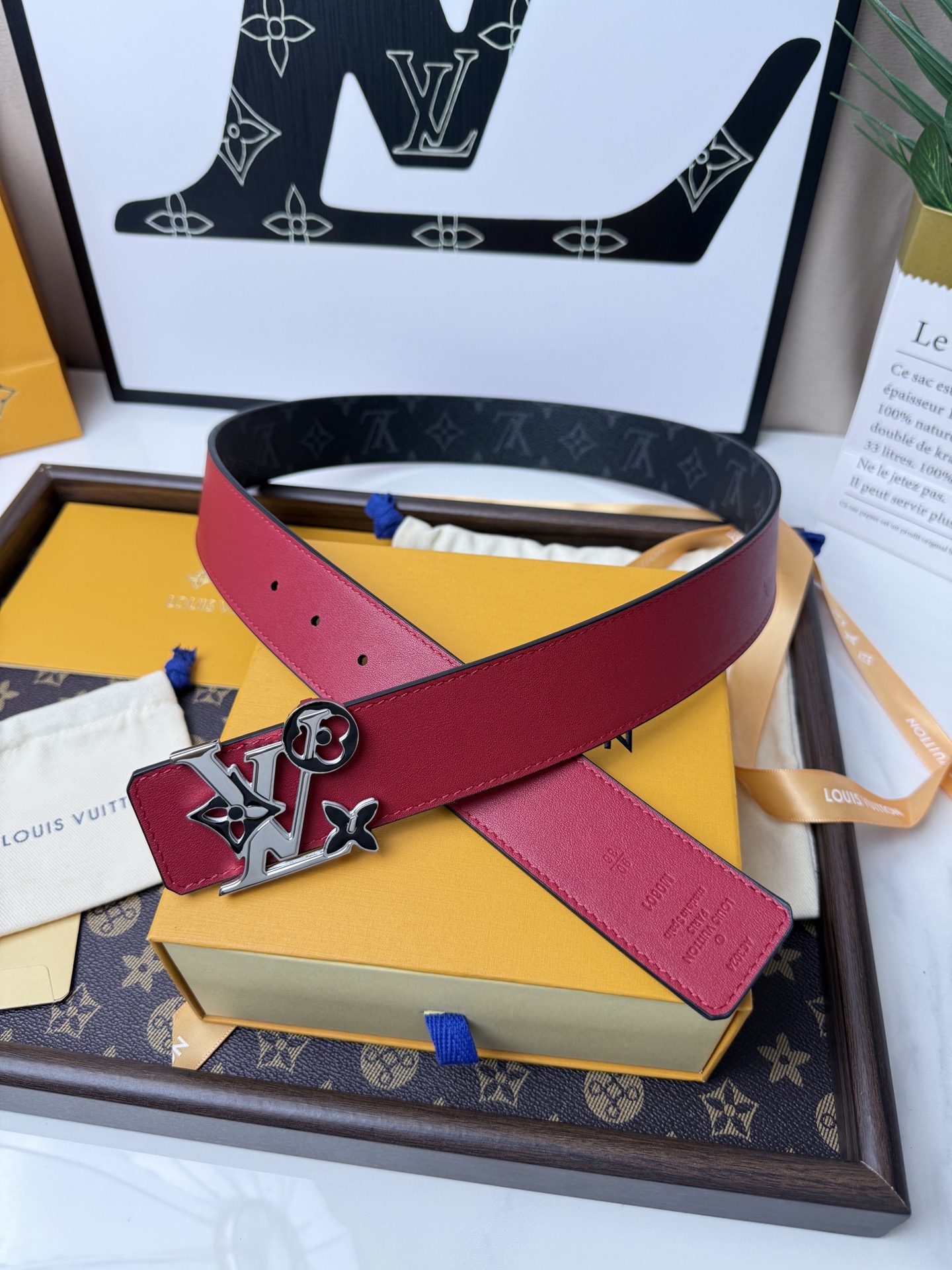 LV 黑灰漸變老花字母扣皮帶 40mm標準寬度 頂級原廠級黑灰漸變老花帆布，搭配細膩頭層皮 底，肌理與觸
