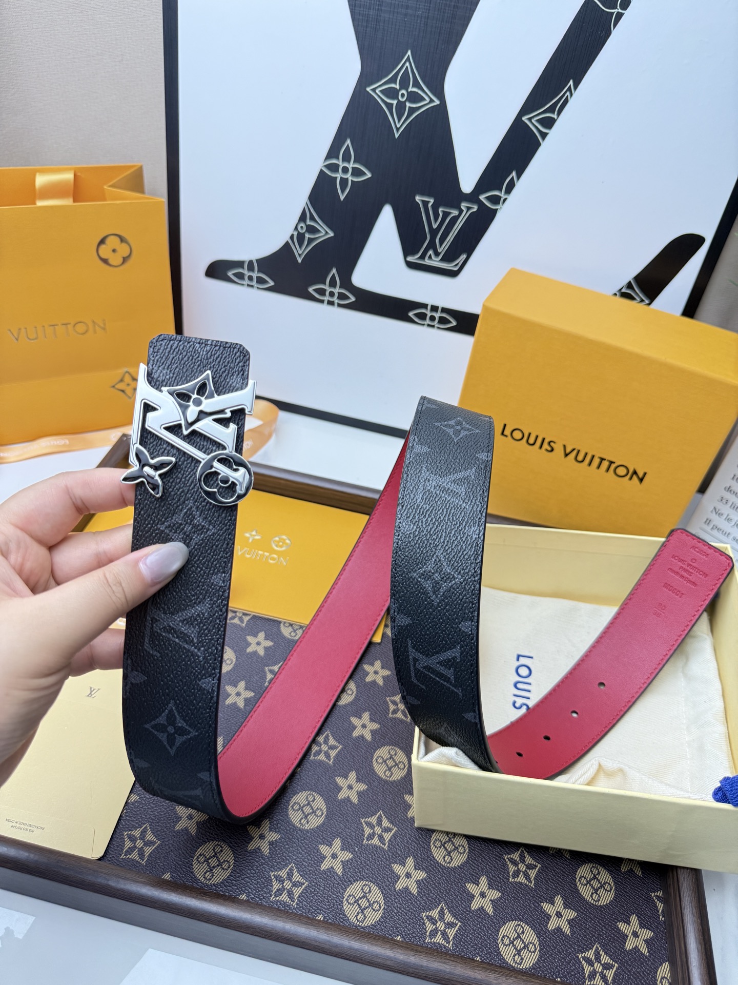 LV 黑灰漸變老花字母扣皮帶 40mm標準寬度 頂級原廠級黑灰漸變老花帆布，搭配細膩頭層皮 底，肌理與觸