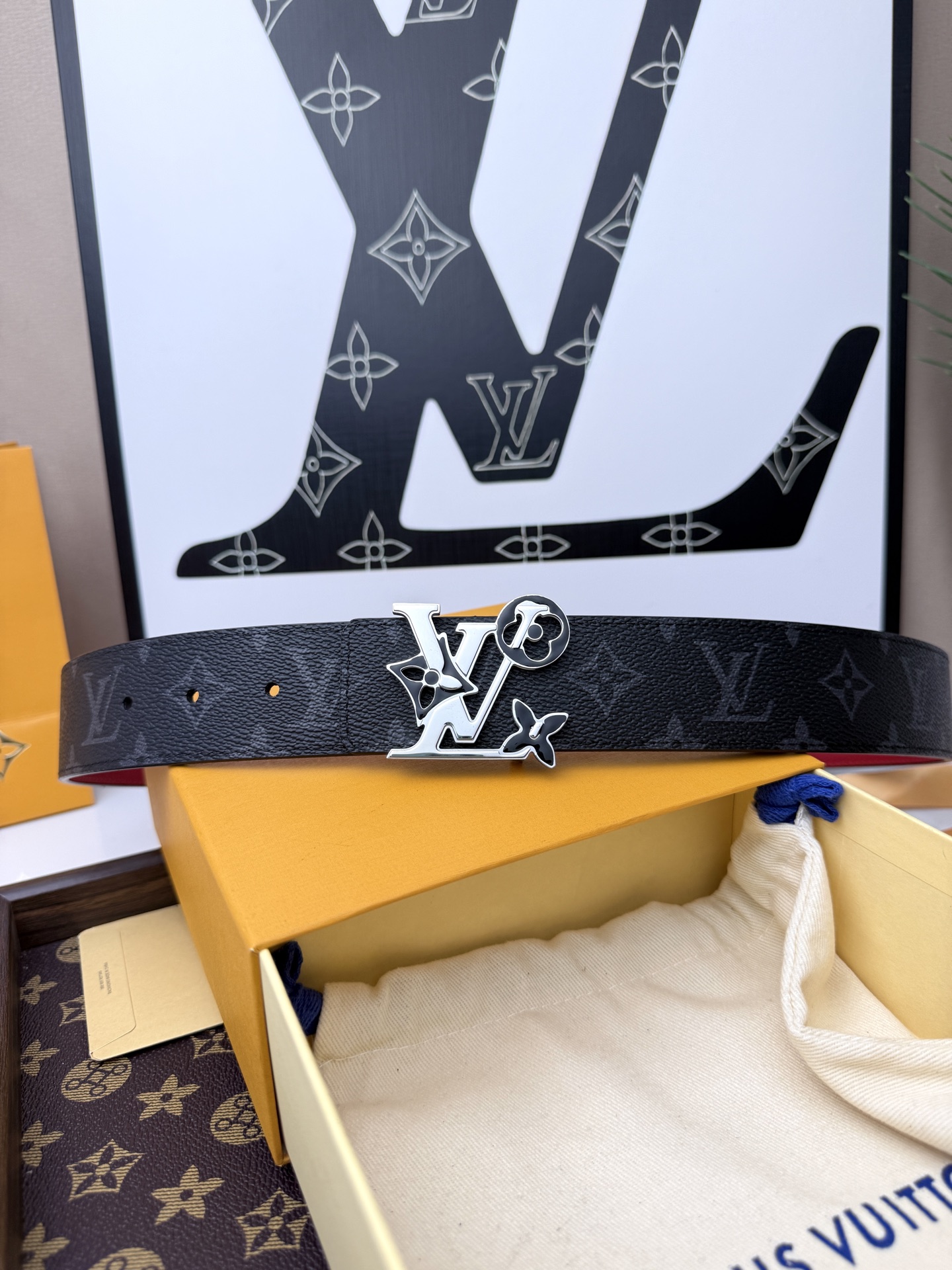 LV 黑灰漸變老花字母扣皮帶 40mm標準寬度 頂級原廠級黑灰漸變老花帆布，搭配細膩頭層皮 底，肌理與觸