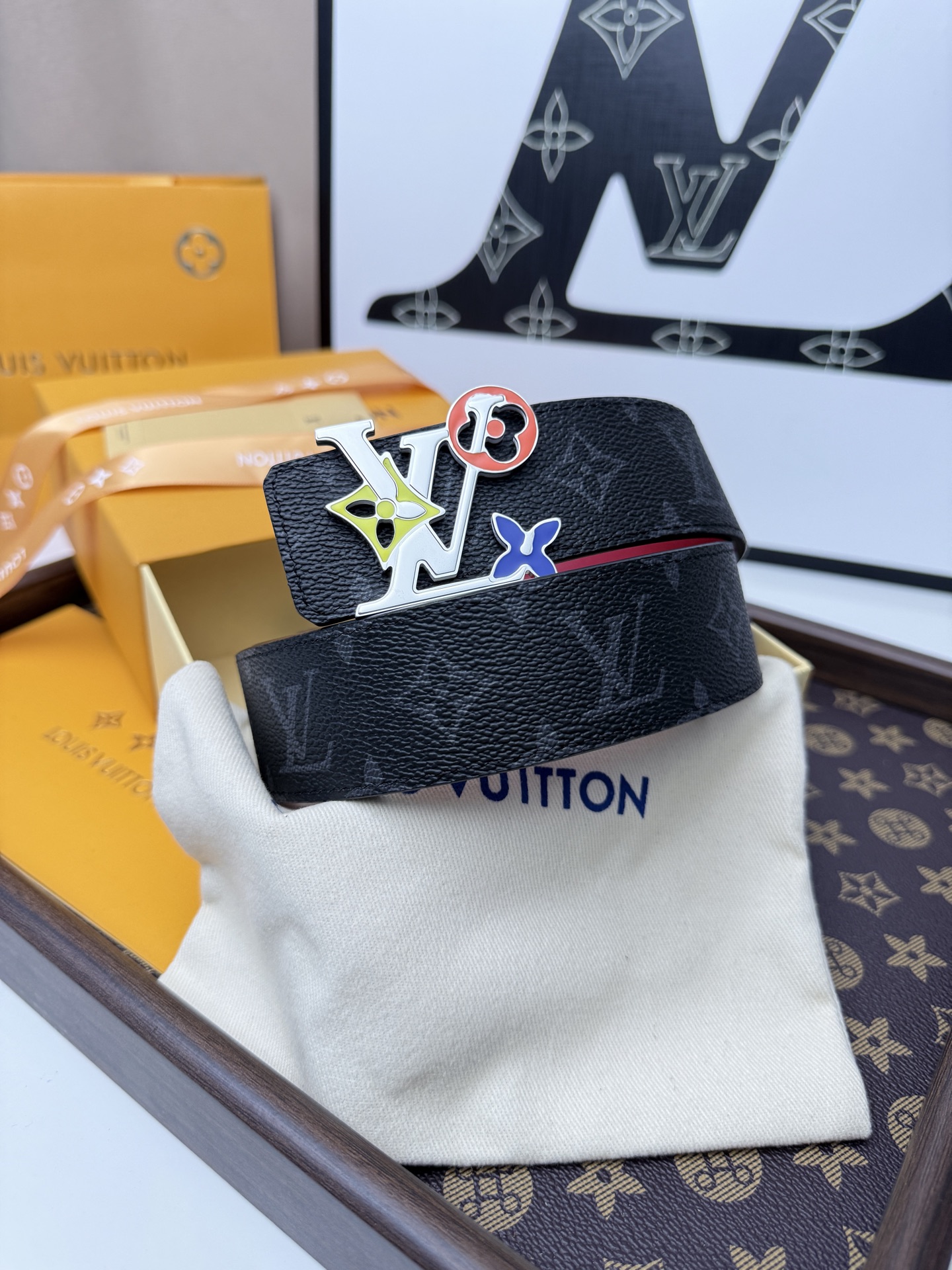 LV黑灰老花彩色元素字母扣皮帶40mm標準寬度 原廠級黑灰老花帆布，搭配豔麗紅皮底，質感拉滿 彩撞色LV