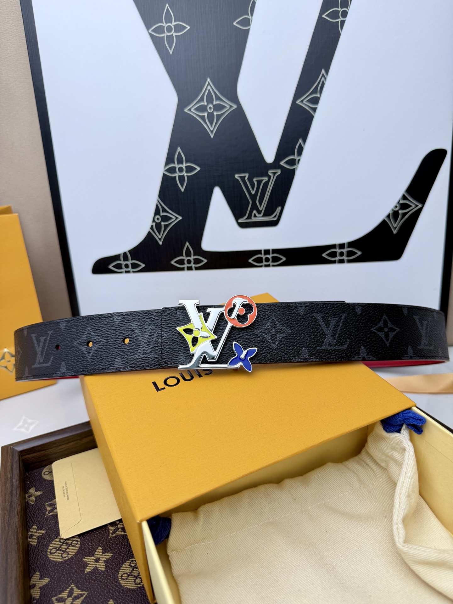 LV黑灰老花彩色元素字母扣皮帶40mm標準寬度 原廠級黑灰老花帆布，搭配豔麗紅皮底，質感拉滿 彩撞色LV