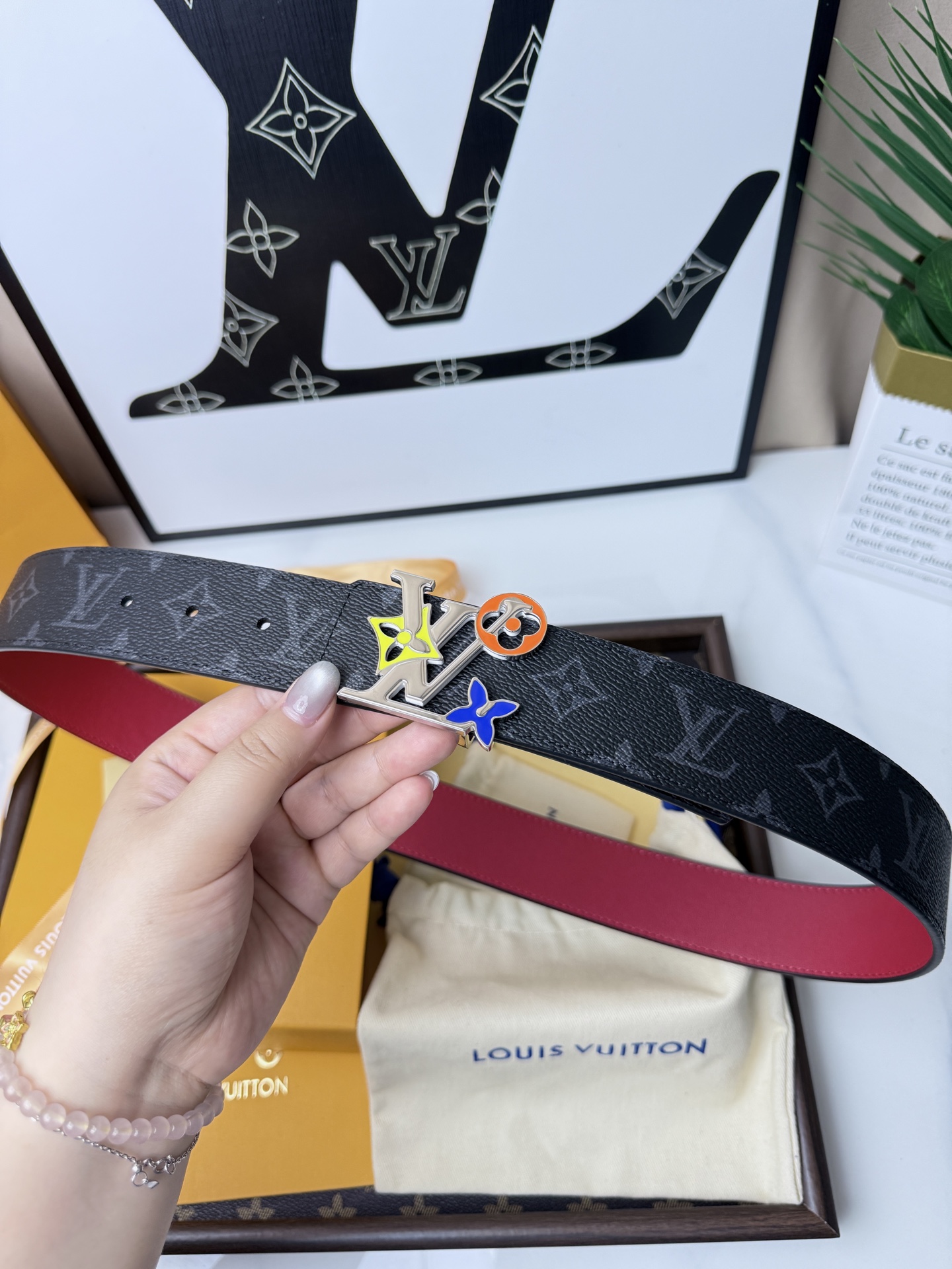 LV黑灰老花彩色元素字母扣皮帶40mm標準寬度 原廠級黑灰老花帆布，搭配豔麗紅皮底，質感拉滿 彩撞色LV