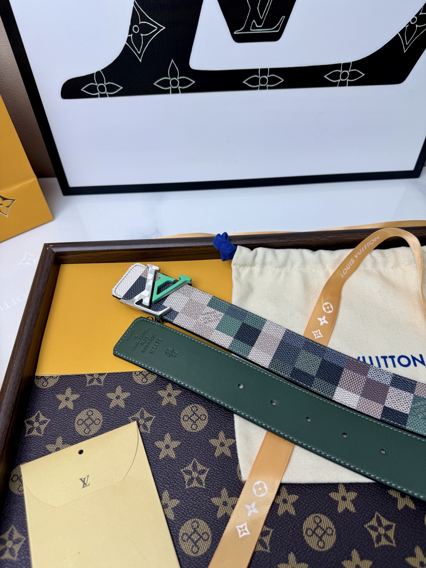LV彩色棋盤格綠V宇母扣皮帶40mm標準寬度 原廠級彩色棋盤格帆布，搭配細緻皮底，質感拉滿 銀綠撞色LV