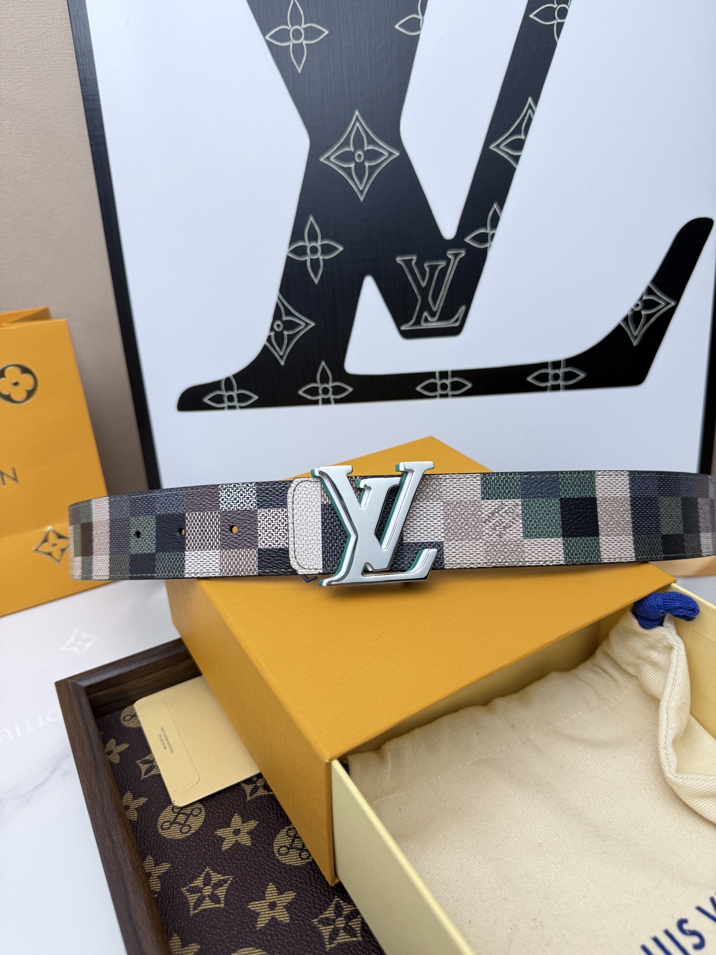 LV彩色棋盤格綠V宇母扣皮帶40mm標準寬度 原廠級彩色棋盤格帆布，搭配細緻皮底，質感拉滿 銀綠撞色LV