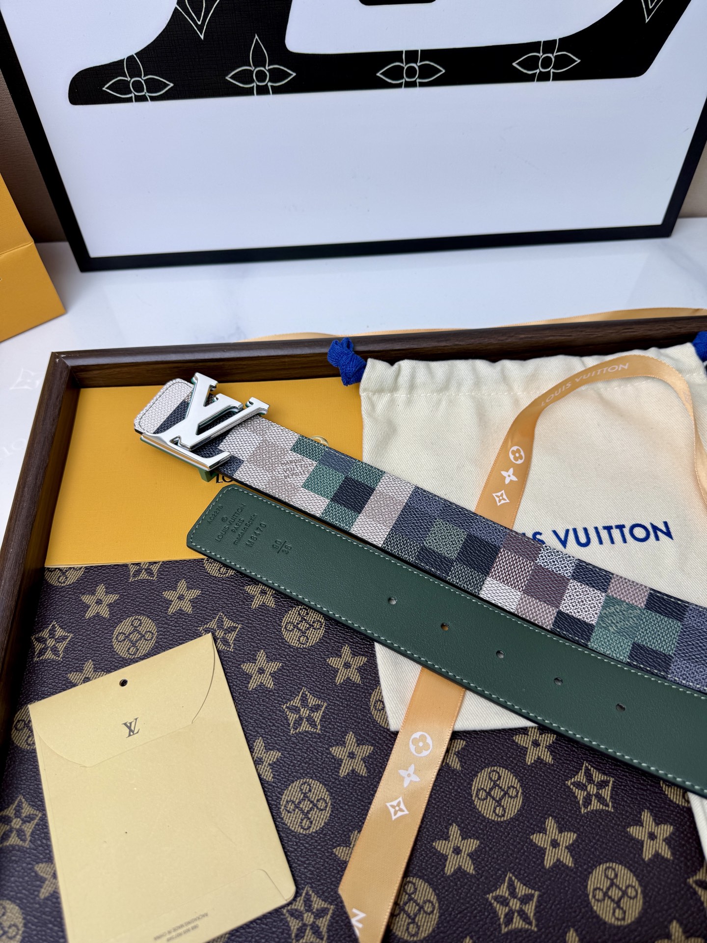 LV彩色棋盤格綠V宇母扣皮帶40mm標準寬度 原廠級彩色棋盤格帆布，搭配細緻皮底，質感拉滿 銀綠撞色LV