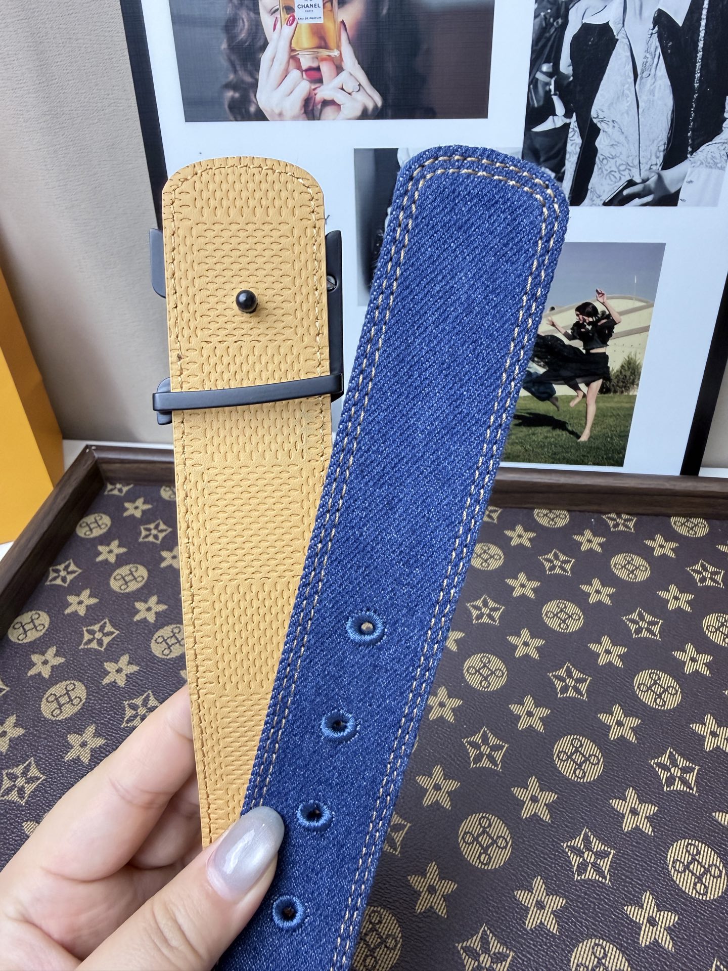 LV丹寧牛仔黑V字母扣皮帶35mm標準寬度 原廠級水洗牛仔帆布，搭配細膩植鞣皮底，質感拉 滿 啞光黑立體