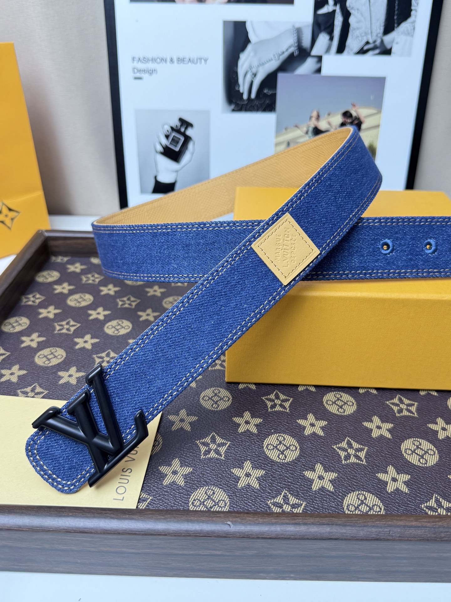 LV丹寧牛仔黑V字母扣皮帶35mm標準寬度 原廠級水洗牛仔帆布，搭配細膩植鞣皮底，質感拉 滿 啞光黑立體