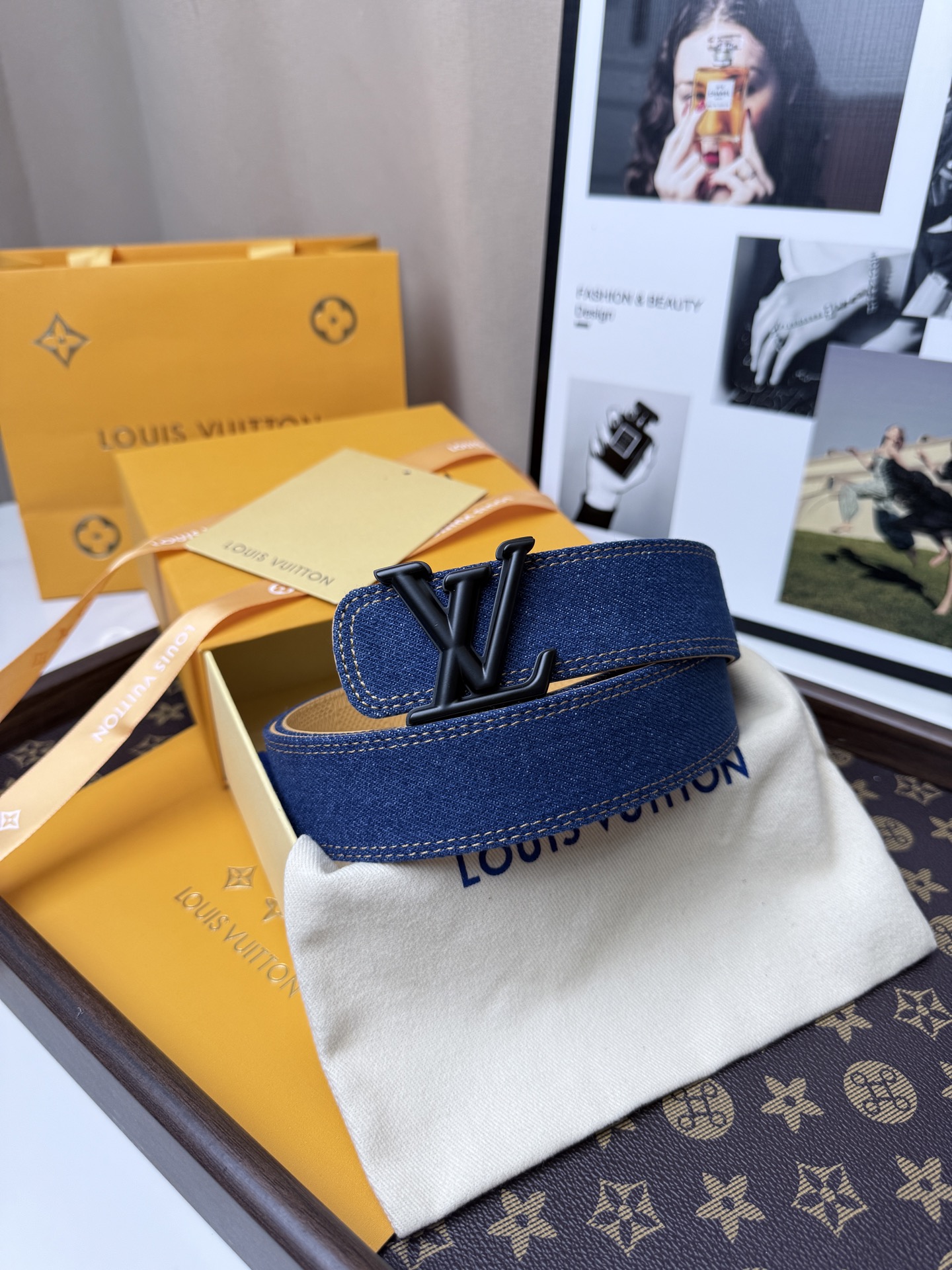LV丹寧牛仔黑V字母扣皮帶35mm標準寬度 原廠級水洗牛仔帆布，搭配細膩植鞣皮底，質感拉 滿 啞光黑立體