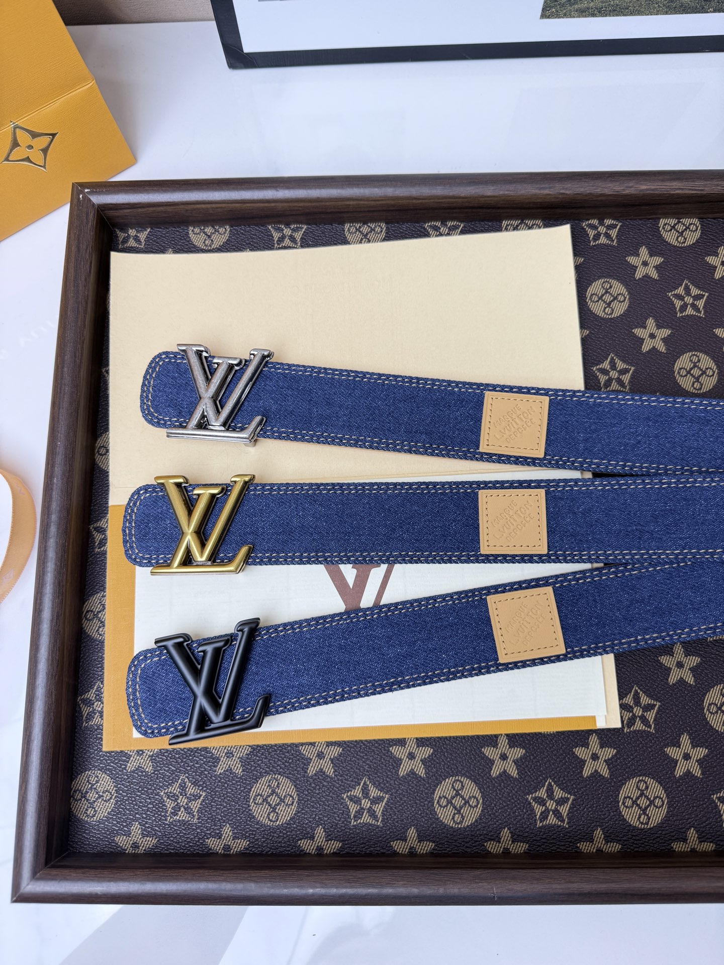 LV丹寧牛仔黑V字母扣皮帶35mm標準寬度 原廠級水洗牛仔帆布，搭配細膩植鞣皮底，質感拉滿 復古銀色立體