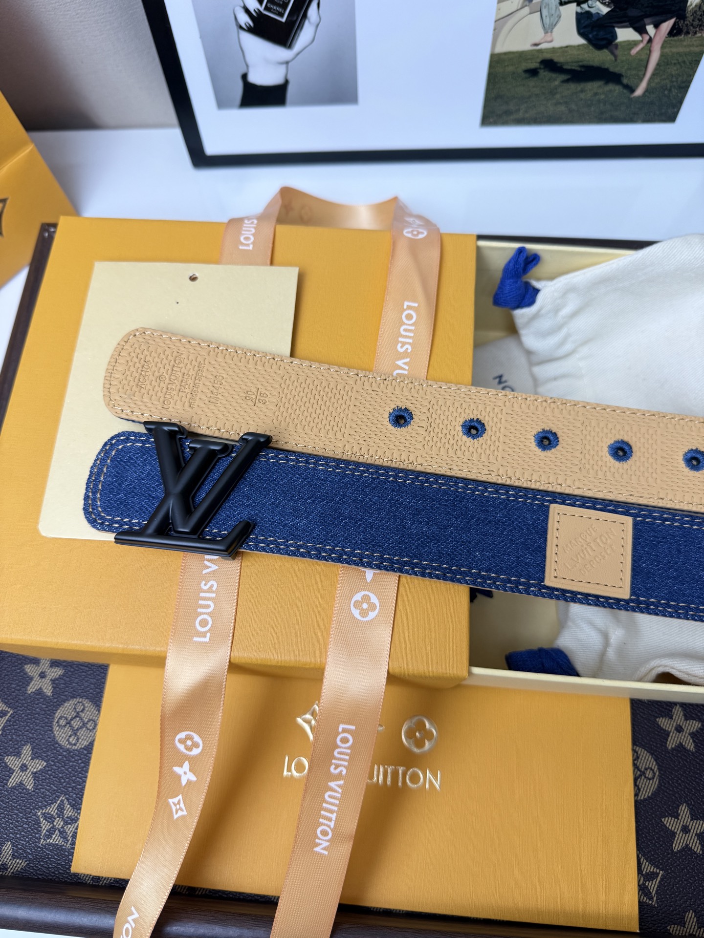 LV丹寧牛仔黑V字母扣皮帶35mm標準寬度 原廠級水洗牛仔帆布，搭配細膩植鞣皮底，質感拉 滿 啞光黑立體
