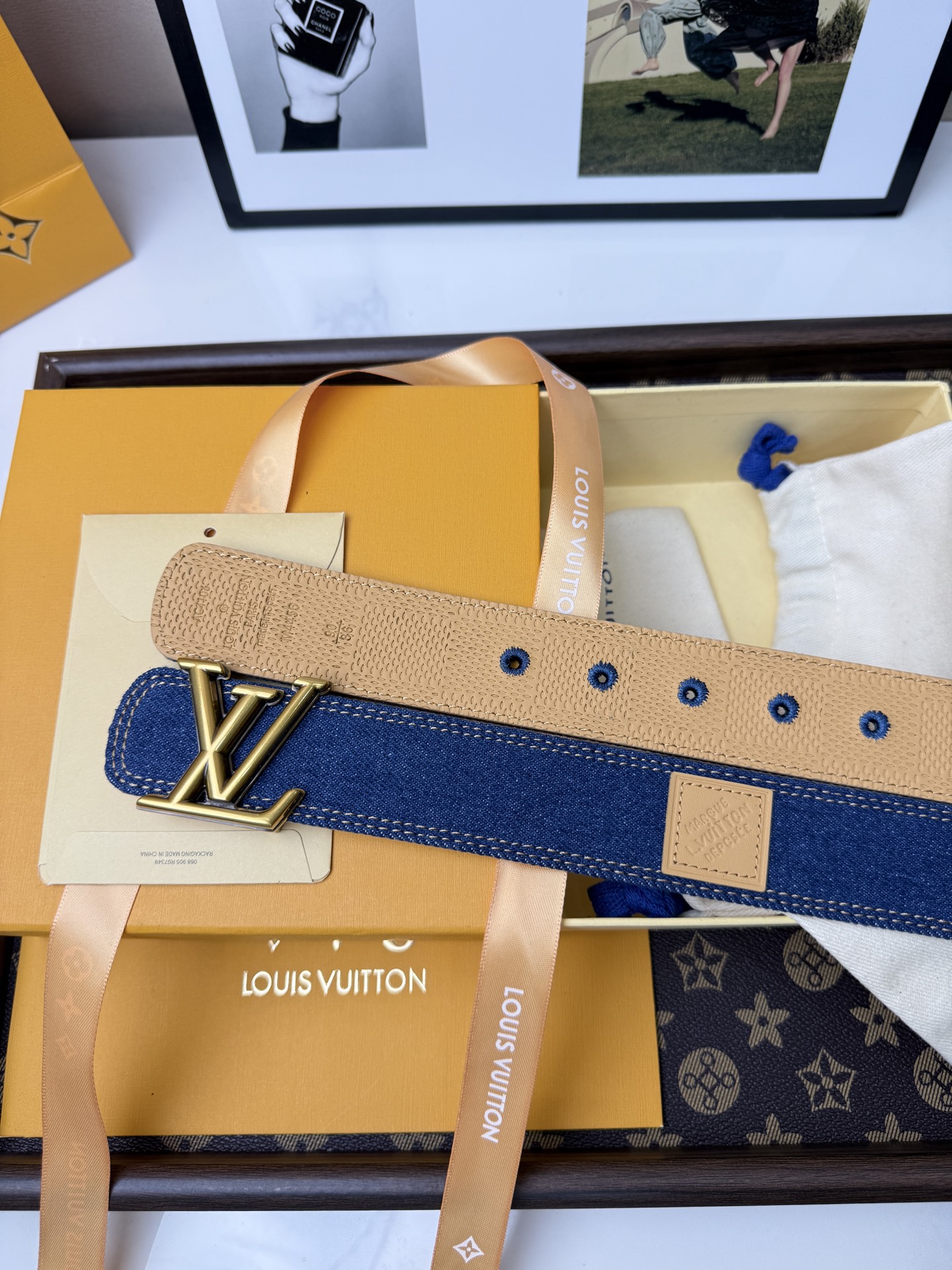 LV丹寧牛仔黑V字母扣皮帶35mm標準寬度 原廠級水洗牛仔帆布，搭配細膩植鞣皮底，質感拉滿 復古金色立體