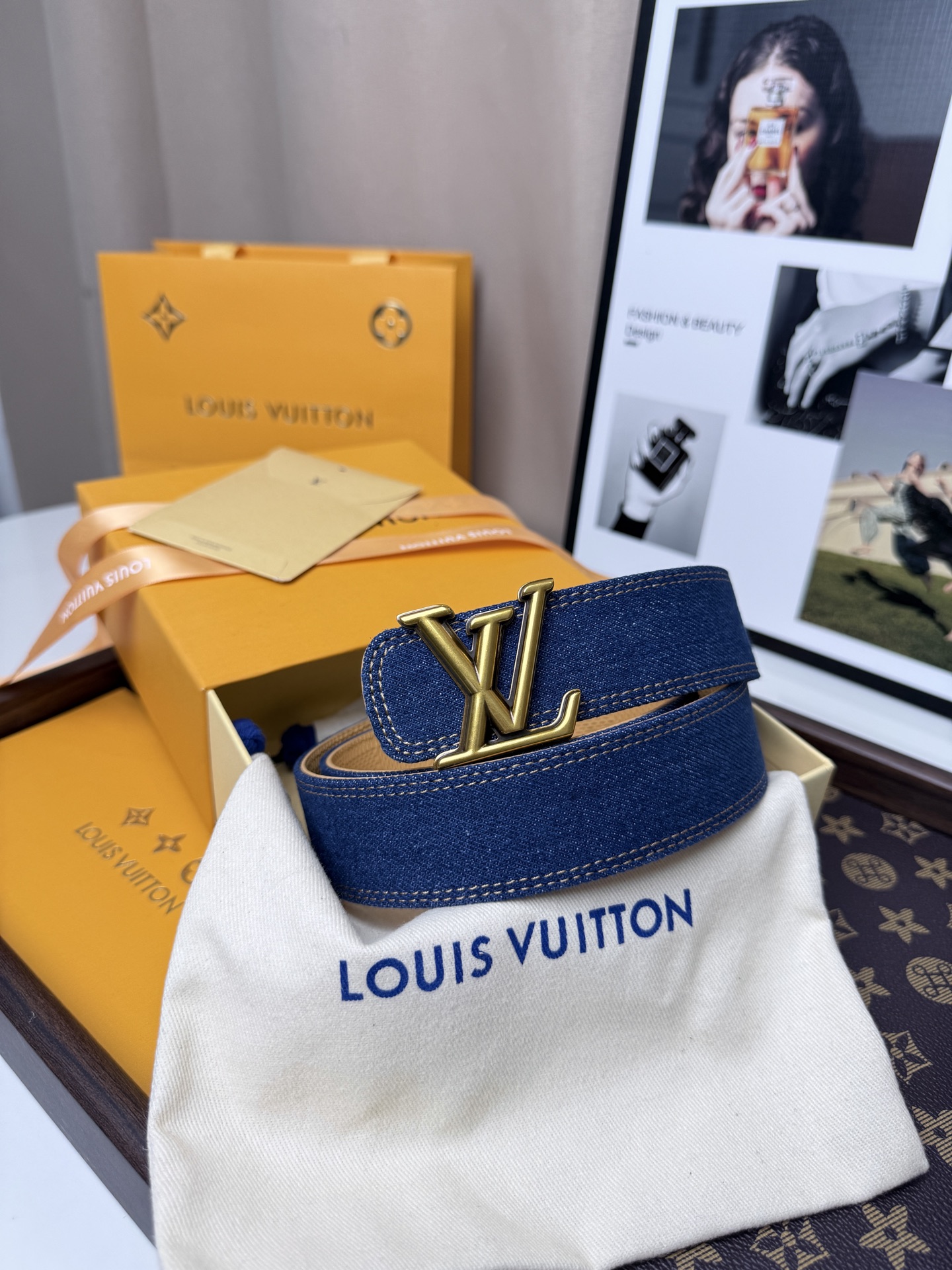 LV丹寧牛仔黑V字母扣皮帶35mm標準寬度 原廠級水洗牛仔帆布，搭配細膩植鞣皮底，質感拉滿 復古金色立體