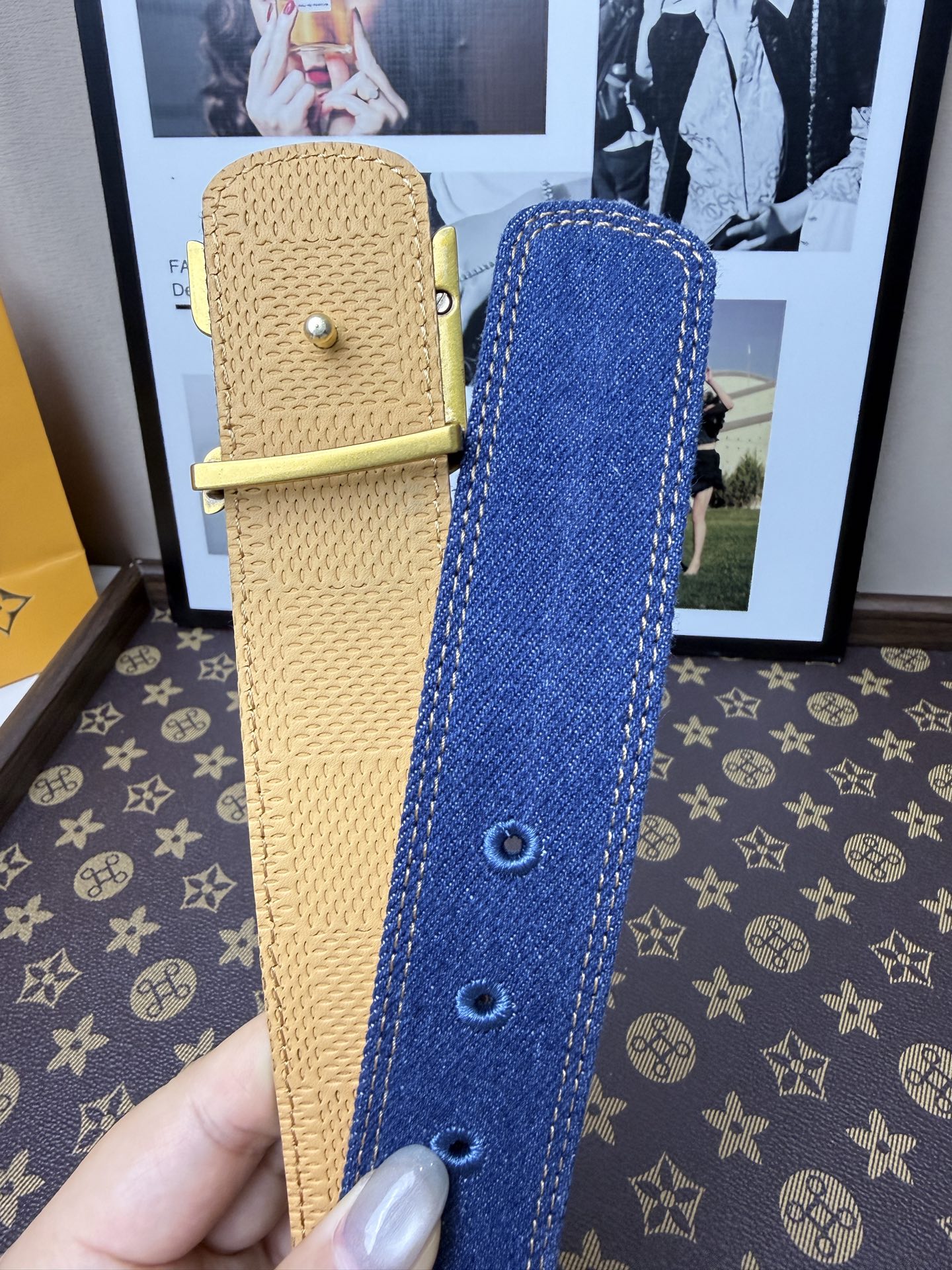 LV丹寧牛仔黑V字母扣皮帶35mm標準寬度 原廠級水洗牛仔帆布，搭配細膩植鞣皮底，質感拉滿 復古金色立體