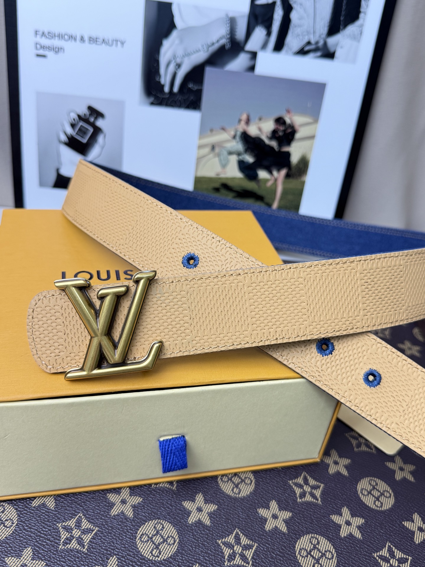 LV丹寧牛仔黑V字母扣皮帶35mm標準寬度 原廠級水洗牛仔帆布，搭配細膩植鞣皮底，質感拉滿 復古金色立體