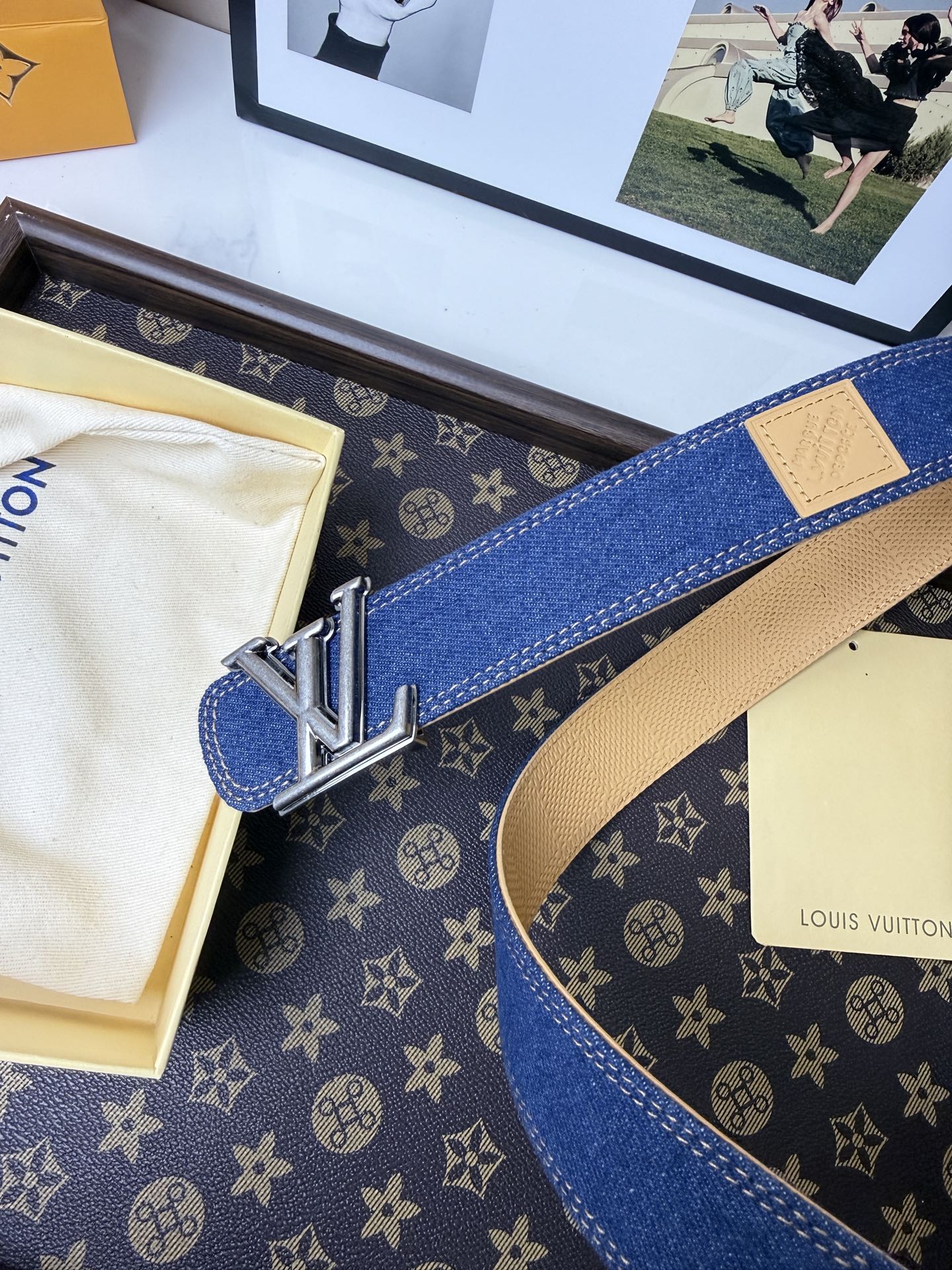 LV丹寧牛仔黑V字母扣皮帶35mm標準寬度 原廠級水洗牛仔帆布，搭配細膩植鞣皮底，質感拉滿 復古銀色立體