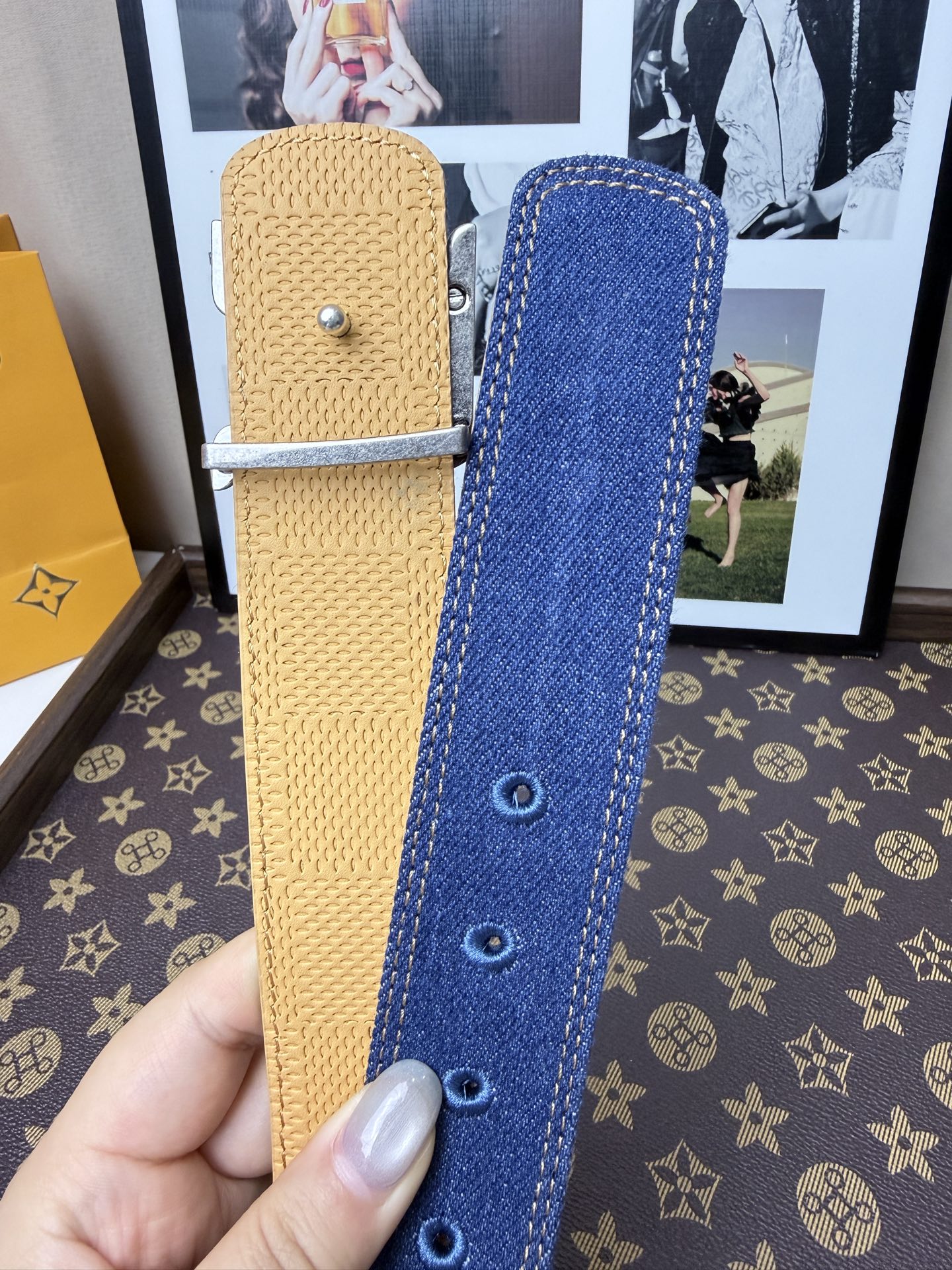 LV丹寧牛仔黑V字母扣皮帶35mm標準寬度 原廠級水洗牛仔帆布，搭配細膩植鞣皮底，質感拉滿 復古銀色立體