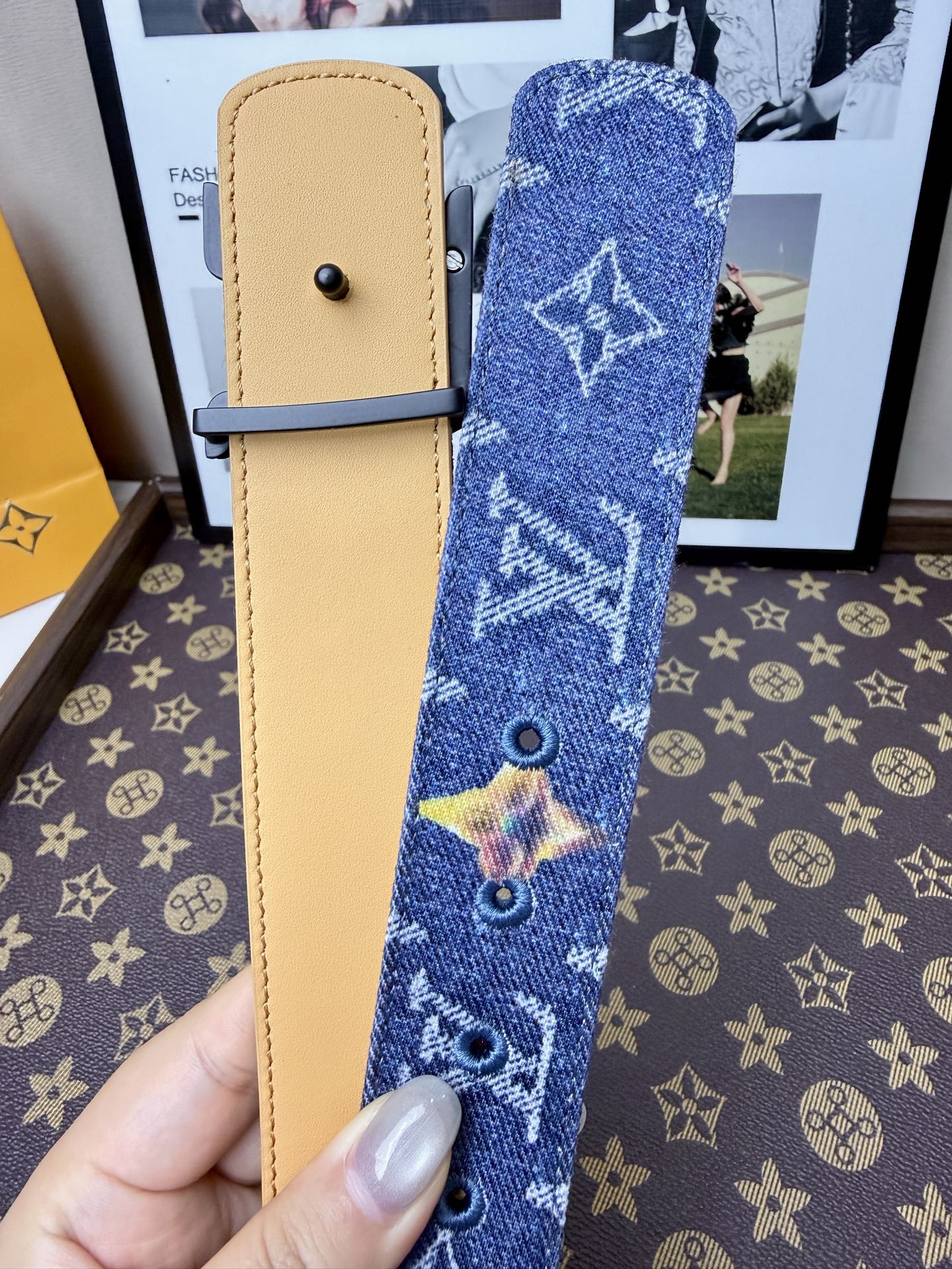 LV丹寧牛仔黑V字母扣皮帶35mm標準寬度 原廠級水洗牛仔帆布，搭配細膩植鞣皮底，質感拉滿 啞黑立體LV