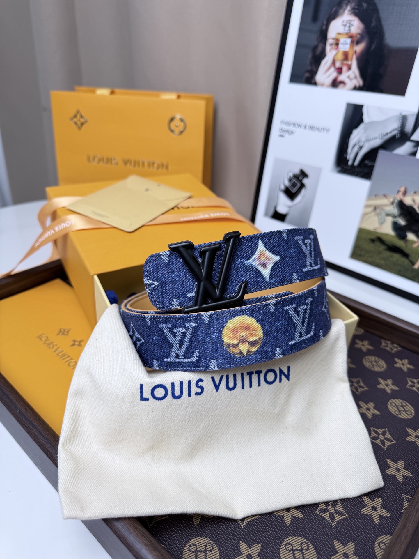LV丹寧牛仔黑V字母扣皮帶35mm標準寬度 原廠級水洗牛仔帆布，搭配細膩植鞣皮底，質感拉滿 啞黑立體LV