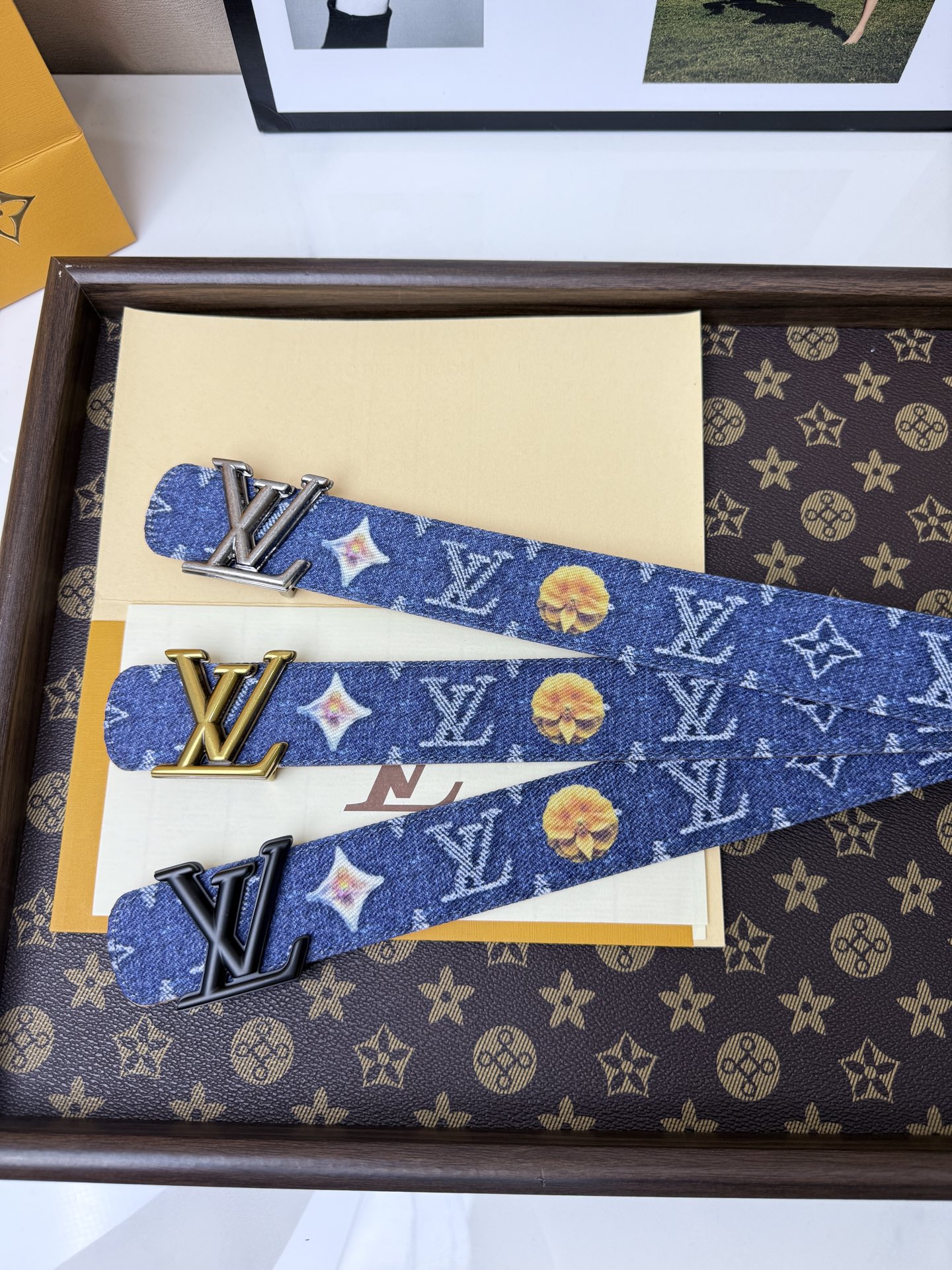 LV丹寧牛仔黑V字母扣皮帶35mm標準寬度 原廠級水洗牛仔帆布，搭配細膩植鞣皮底，質感拉滿 復古金色立體