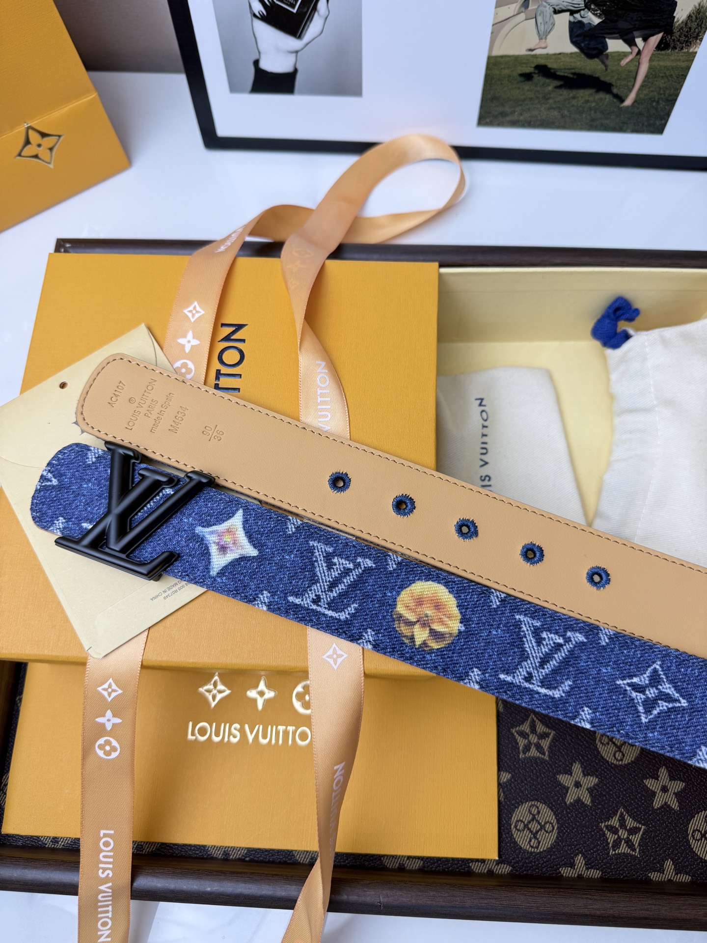 LV丹寧牛仔黑V字母扣皮帶35mm標準寬度 原廠級水洗牛仔帆布，搭配細膩植鞣皮底，質感拉滿 啞黑立體LV
