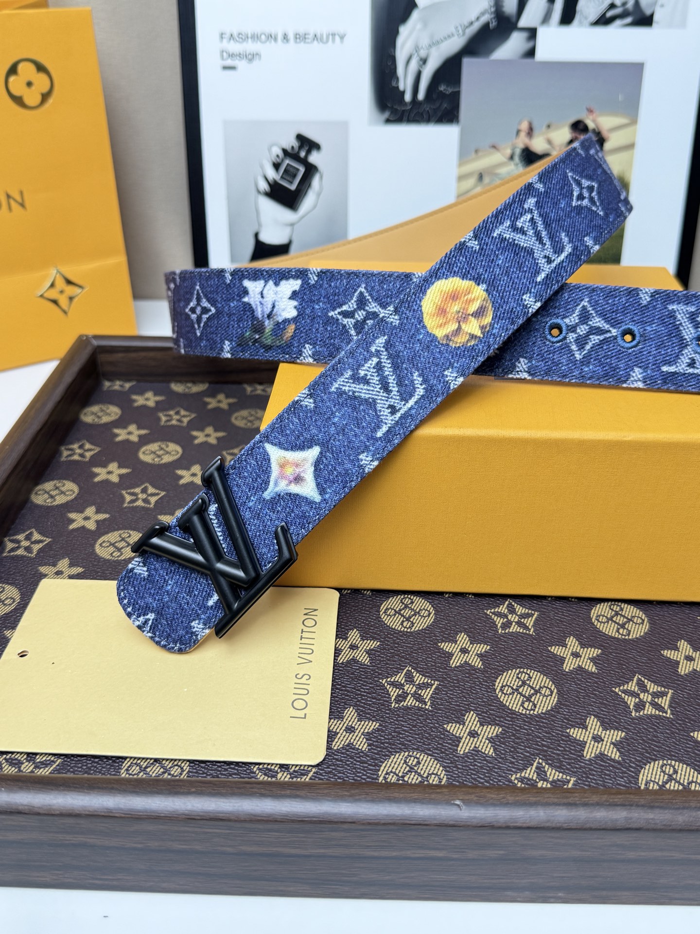 LV丹寧牛仔黑V字母扣皮帶35mm標準寬度 原廠級水洗牛仔帆布，搭配細膩植鞣皮底，質感拉滿 啞黑立體LV