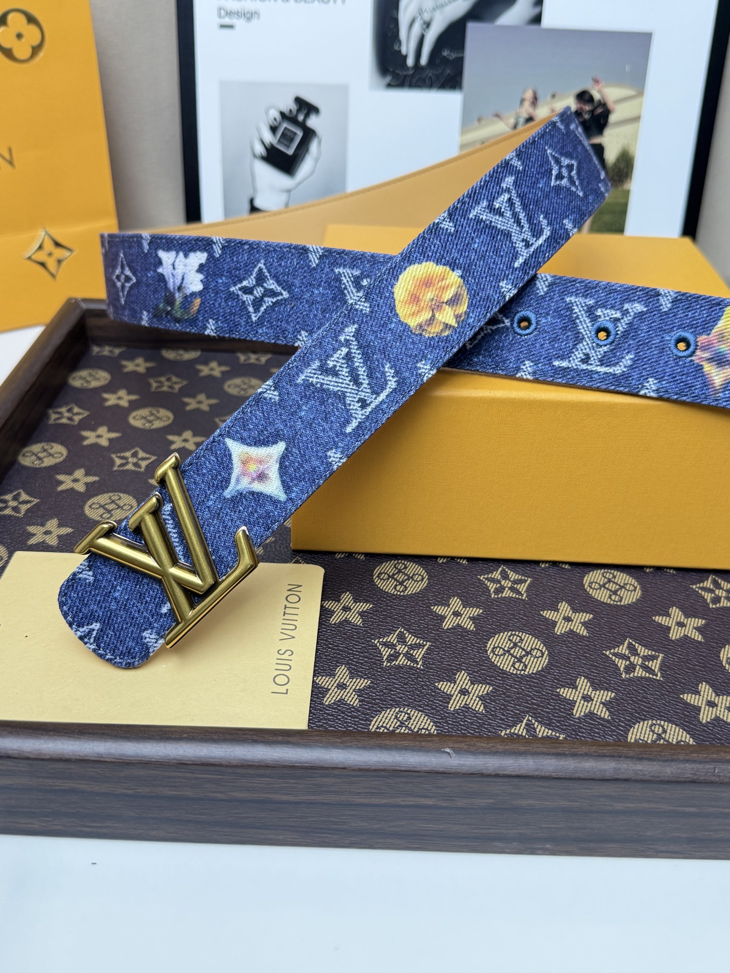 LV丹寧牛仔黑V字母扣皮帶35mm標準寬度 原廠級水洗牛仔帆布，搭配細膩植鞣皮底，質感拉滿 復古金色立體