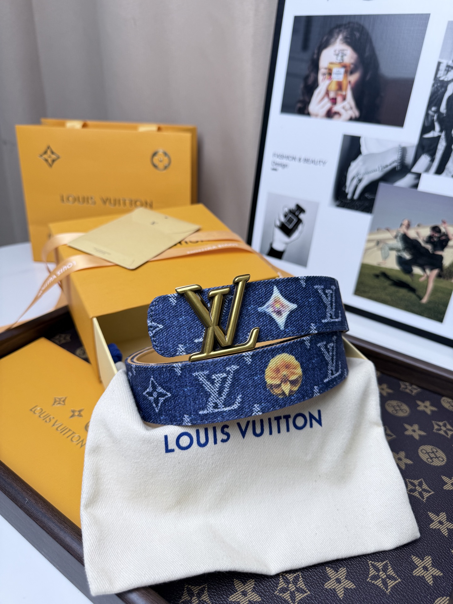 LV丹寧牛仔黑V字母扣皮帶35mm標準寬度 原廠級水洗牛仔帆布，搭配細膩植鞣皮底，質感拉滿 復古金色立體