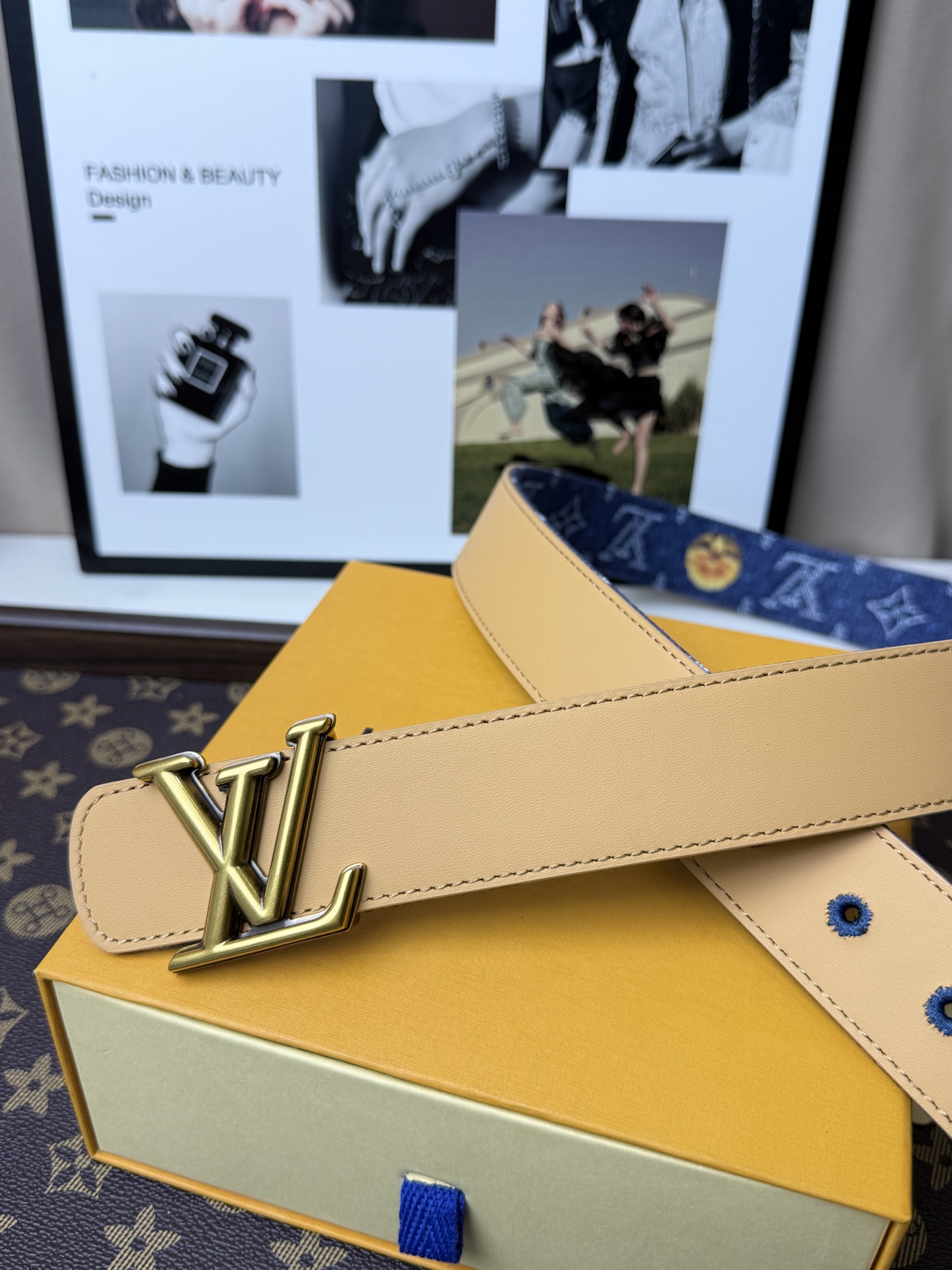 LV丹寧牛仔黑V字母扣皮帶35mm標準寬度 原廠級水洗牛仔帆布，搭配細膩植鞣皮底，質感拉滿 復古金色立體