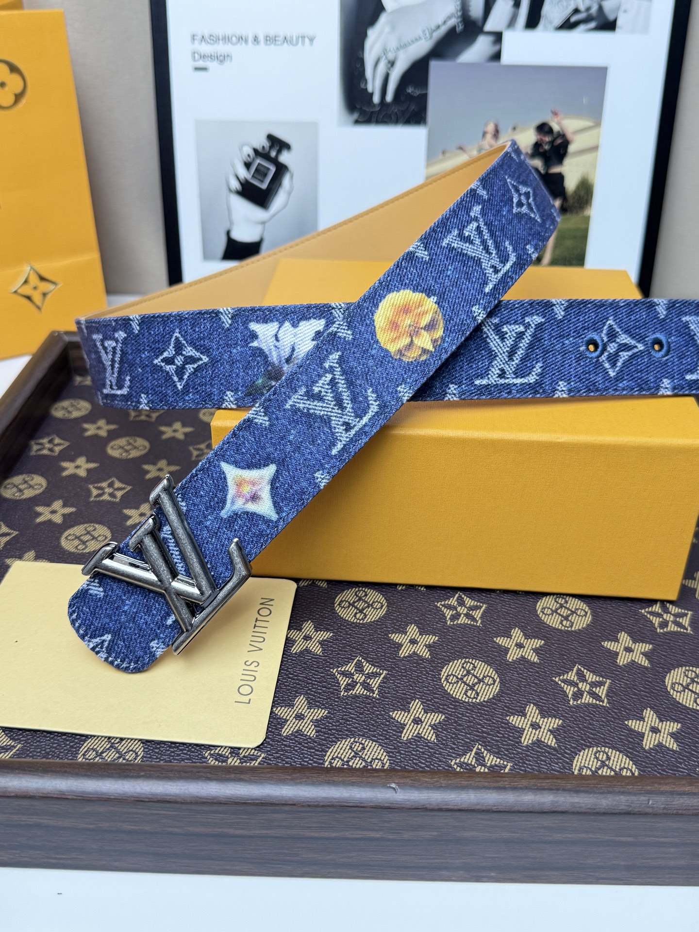 LV丹寧牛仔黑V字母扣皮帶35mm標準寬度 原廠級水洗牛仔帆布，搭配細膩植鞣皮底，質感拉滿 復古銀色立體