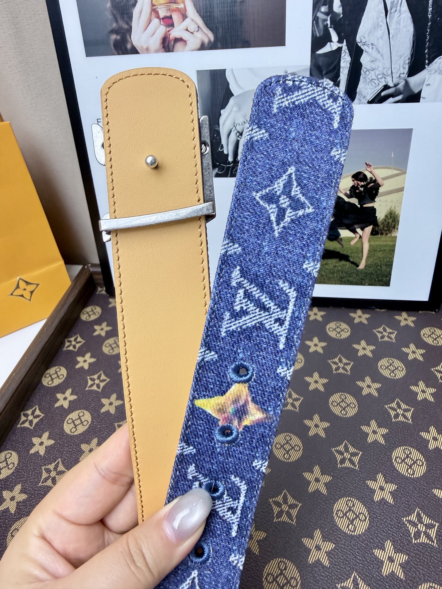 LV丹寧牛仔黑V字母扣皮帶35mm標準寬度 原廠級水洗牛仔帆布，搭配細膩植鞣皮底，質感拉滿 復古銀色立體