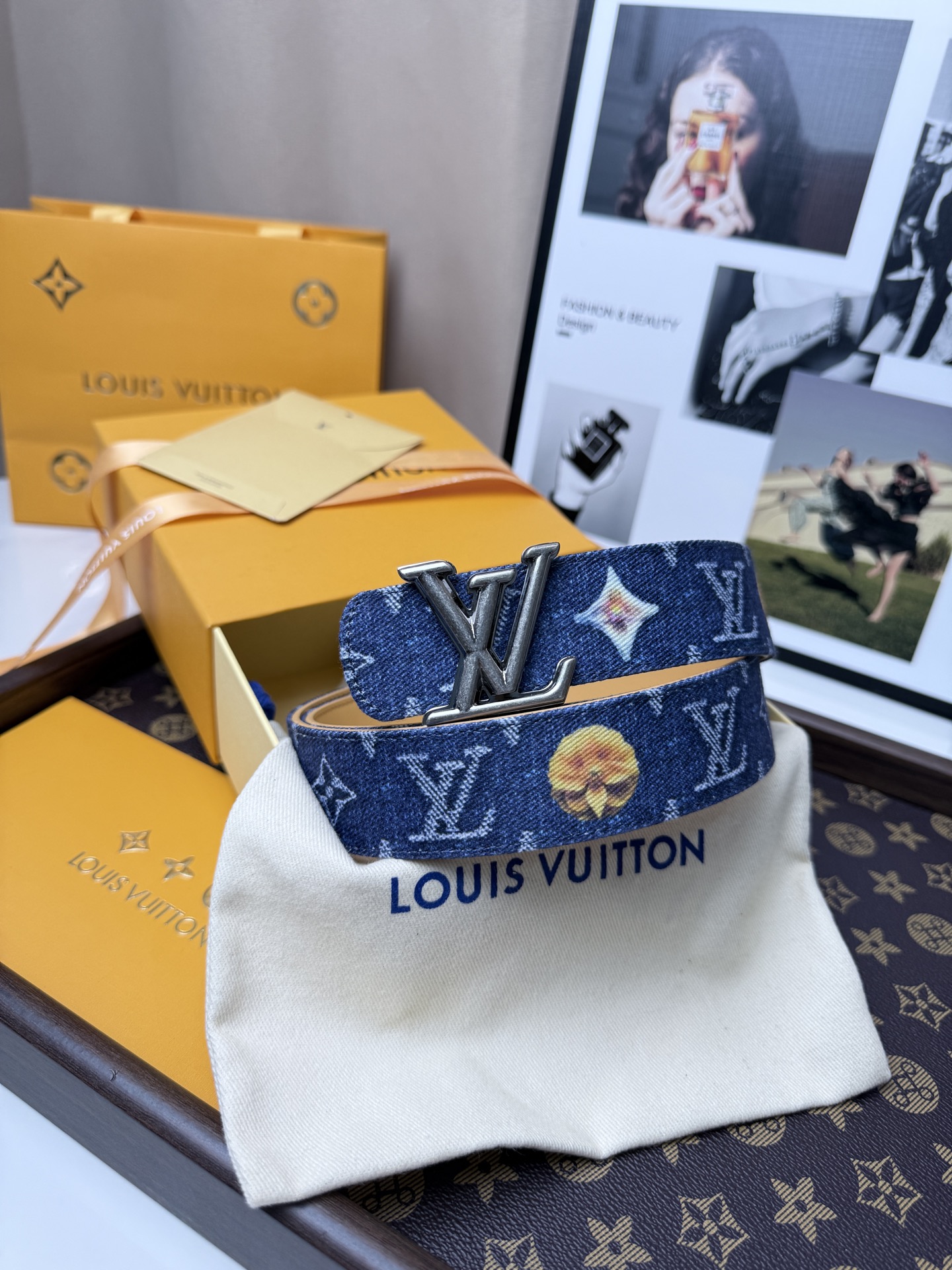LV丹寧牛仔黑V字母扣皮帶35mm標準寬度 原廠級水洗牛仔帆布，搭配細膩植鞣皮底，質感拉滿 復古銀色立體