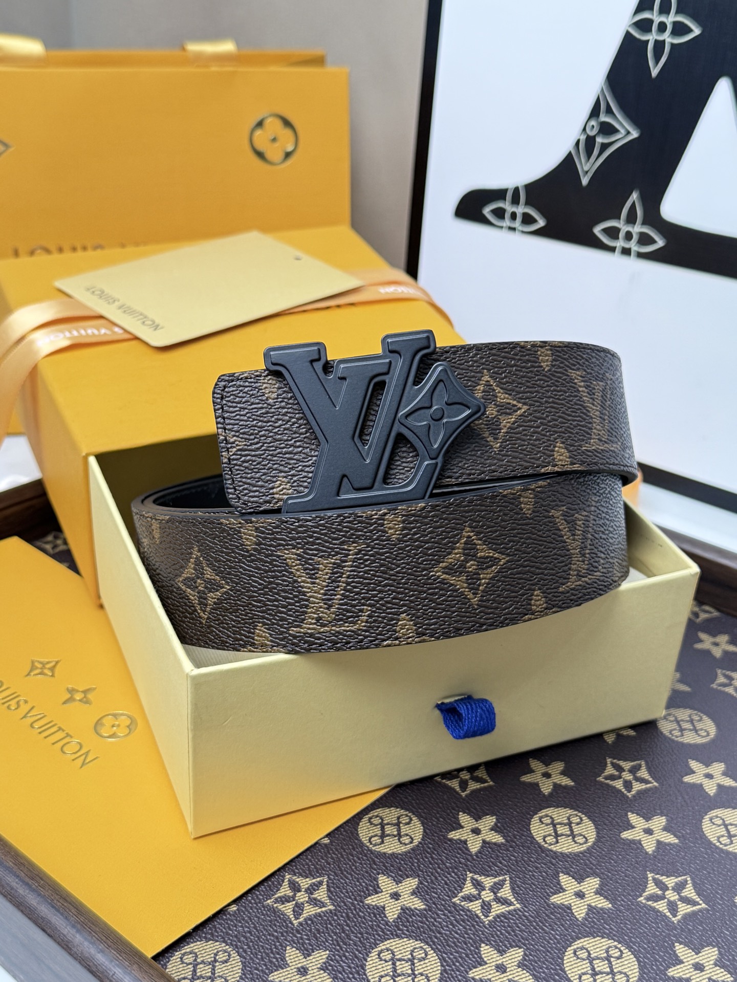 LV經典老花啞黑立體LV扣皮帶40mm寬版 原廠級經典老花帆布，搭配滿版壓印LV頭層牛皮內 裡，觸感細膩