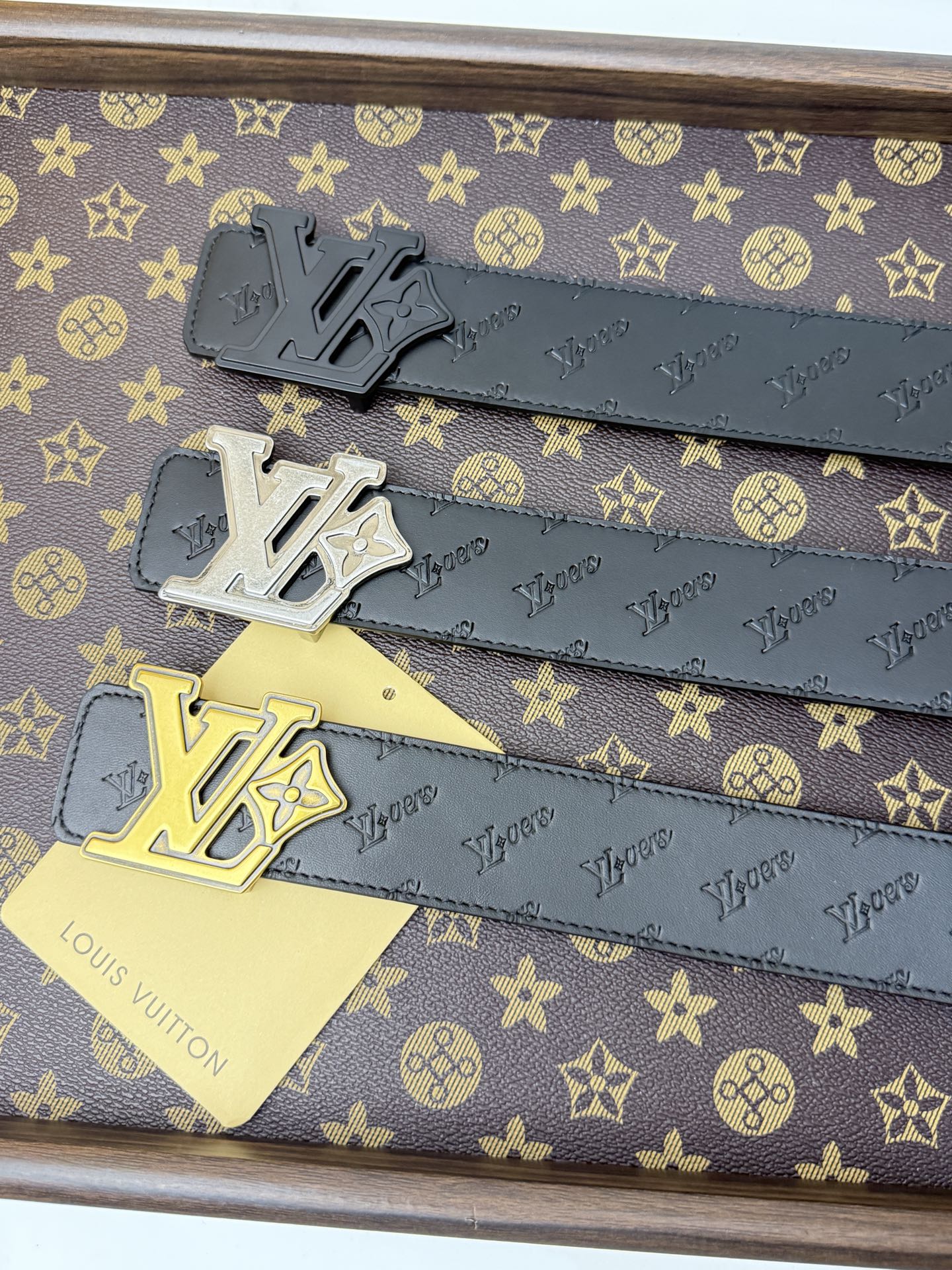 LV經典老花古銀立體LV扣皮帶40mm寬版 原廠級經典老花帆布，搭配滿版壓印LV頭層牛皮內 裡，觸感細膩