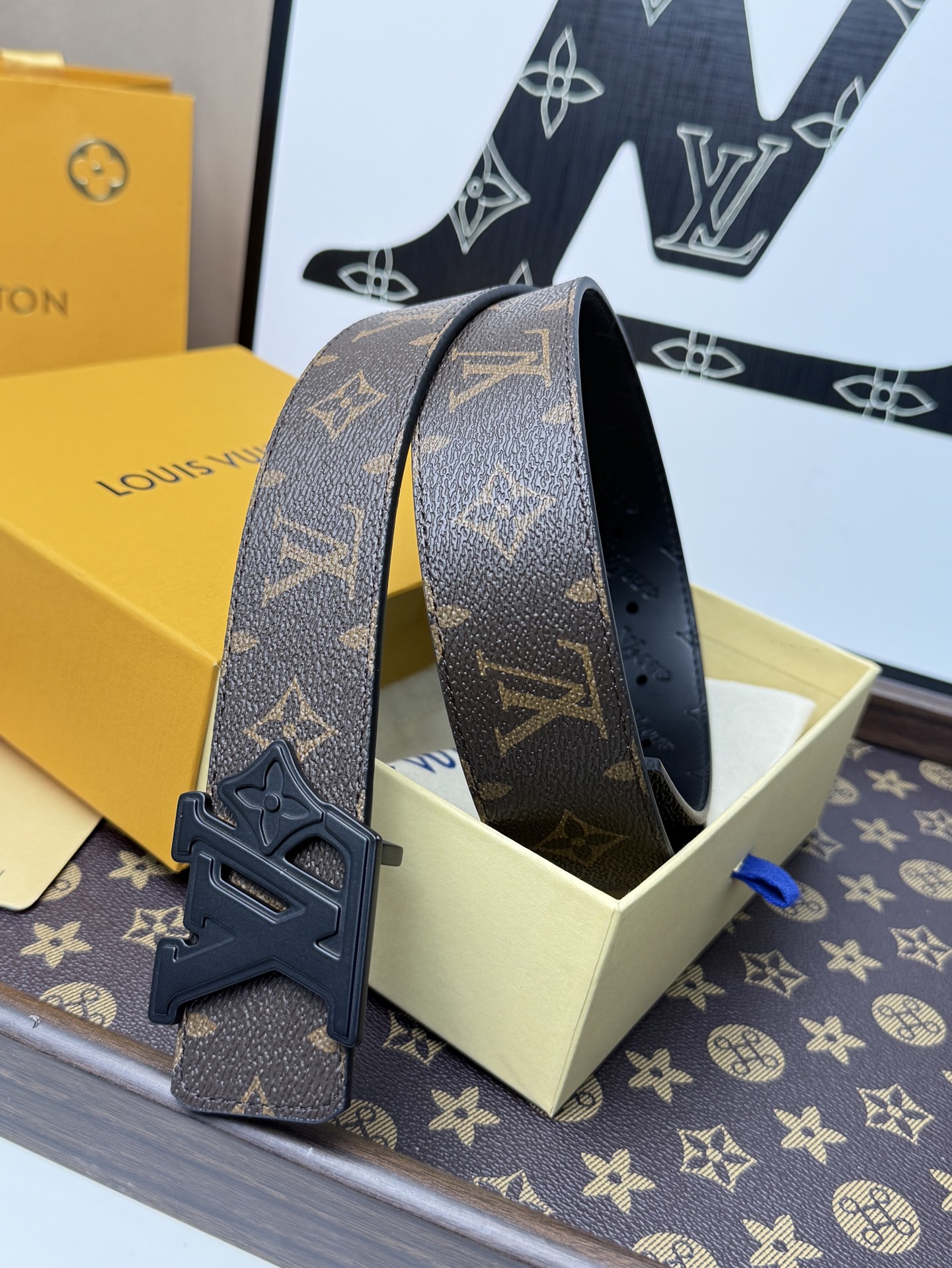 LV經典老花啞黑立體LV扣皮帶40mm寬版 原廠級經典老花帆布，搭配滿版壓印LV頭層牛皮內 裡，觸感細膩