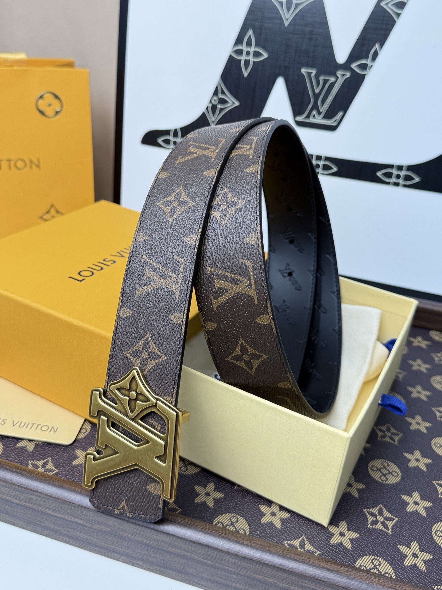 LV經典老花古金立體LV扣皮帶40mm寬版 原廠級經典老花帆布，搭配滿版壓印LV頭層牛皮內 裡，觸感細膩