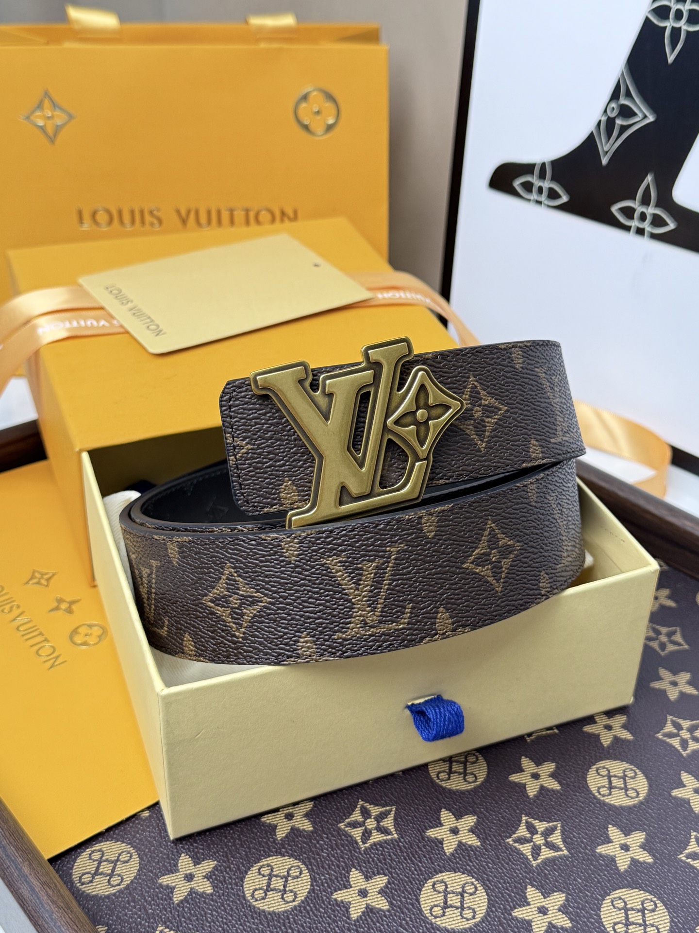 LV經典老花古金立體LV扣皮帶40mm寬版 原廠級經典老花帆布，搭配滿版壓印LV頭層牛皮內 裡，觸感細膩