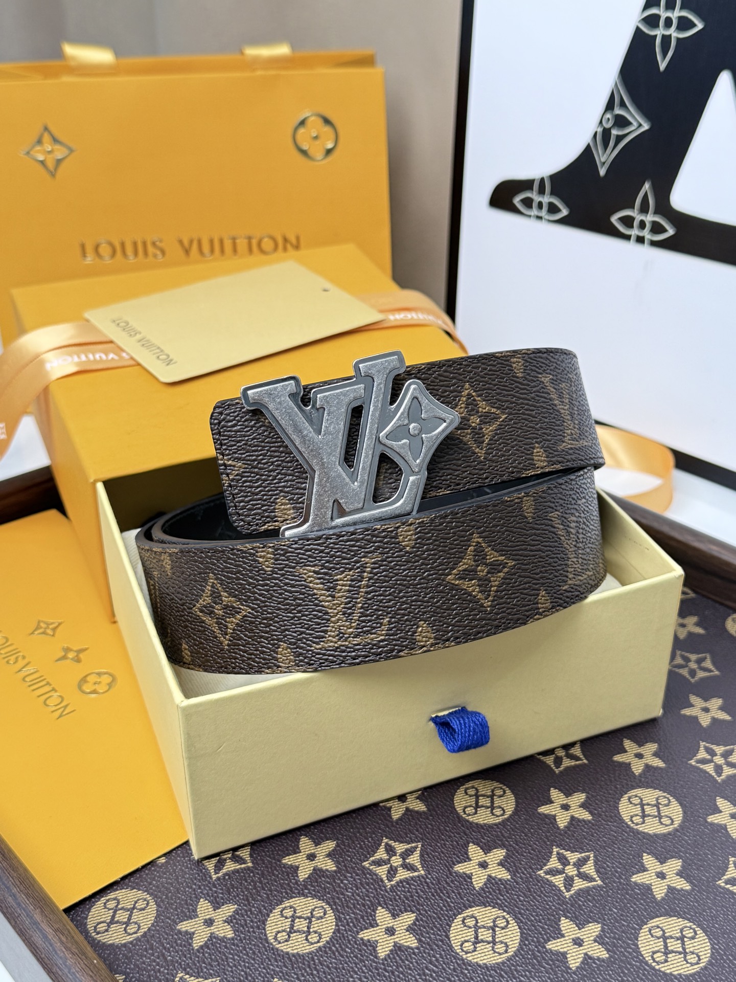 LV經典老花古銀立體LV扣皮帶40mm寬版 原廠級經典老花帆布，搭配滿版壓印LV頭層牛皮內 裡，觸感細膩