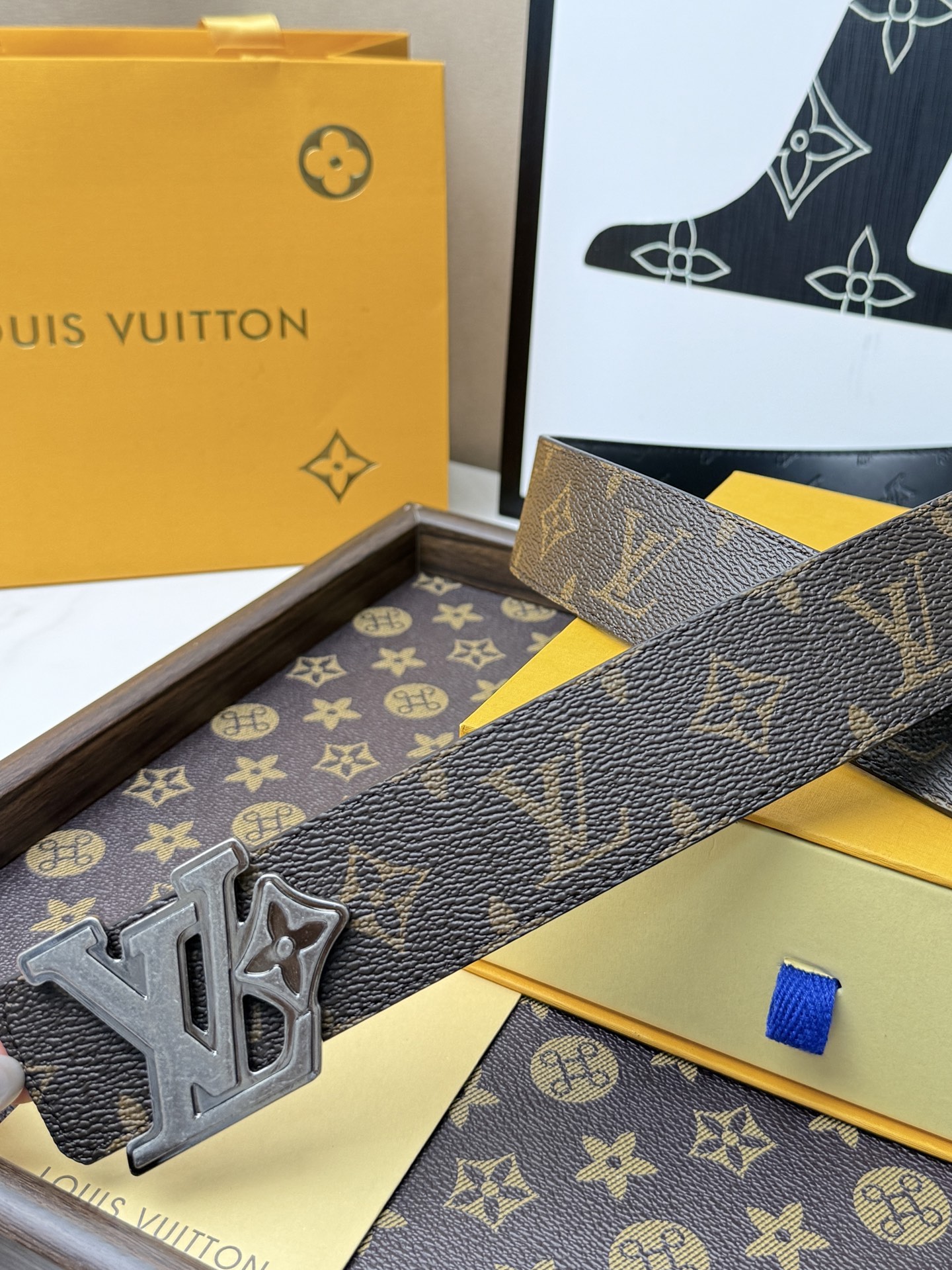 LV經典老花古銀立體LV扣皮帶40mm寬版 原廠級經典老花帆布，搭配滿版壓印LV頭層牛皮內 裡，觸感細膩
