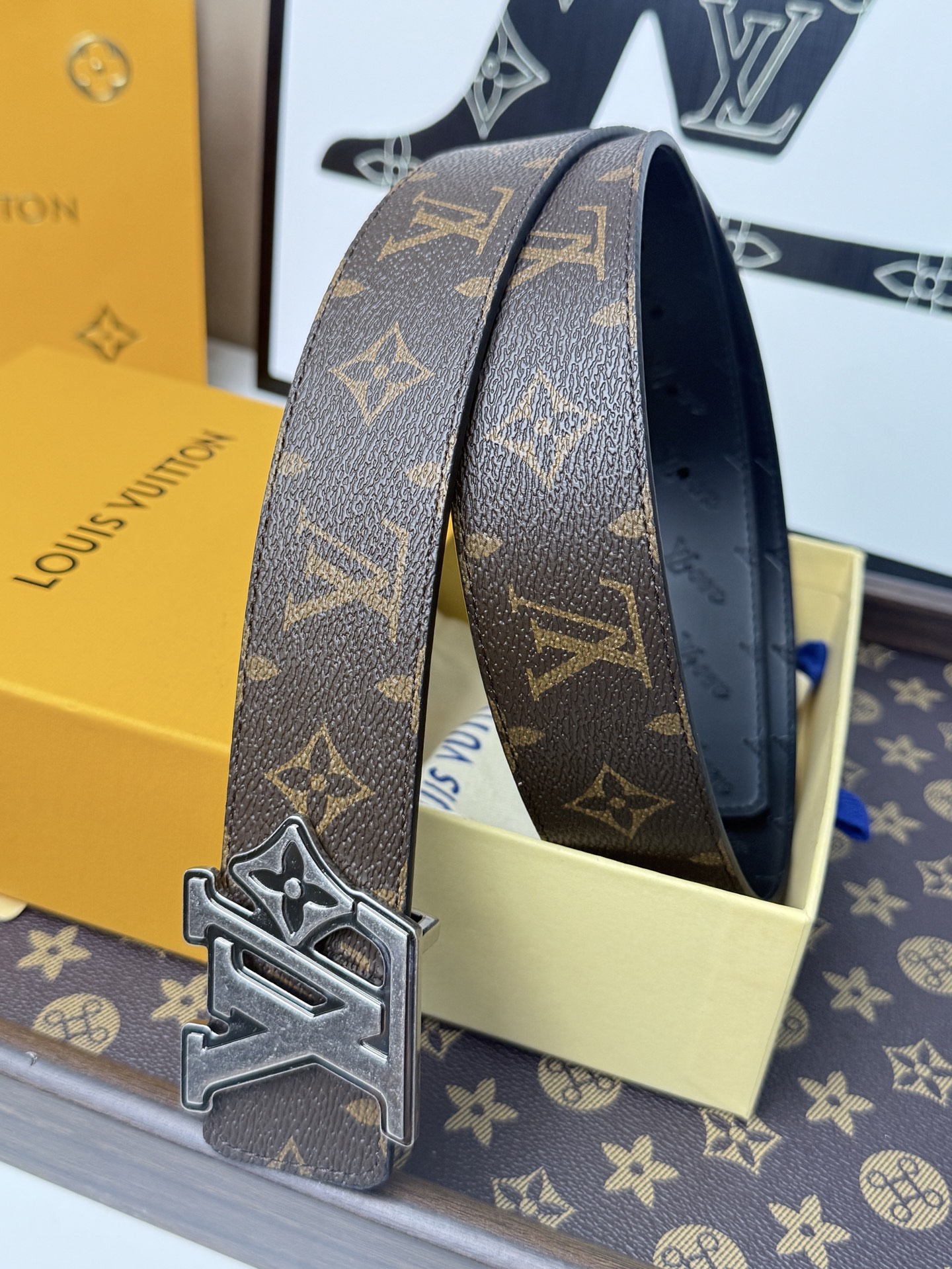 LV經典老花古銀立體LV扣皮帶40mm寬版 原廠級經典老花帆布，搭配滿版壓印LV頭層牛皮內 裡，觸感細膩