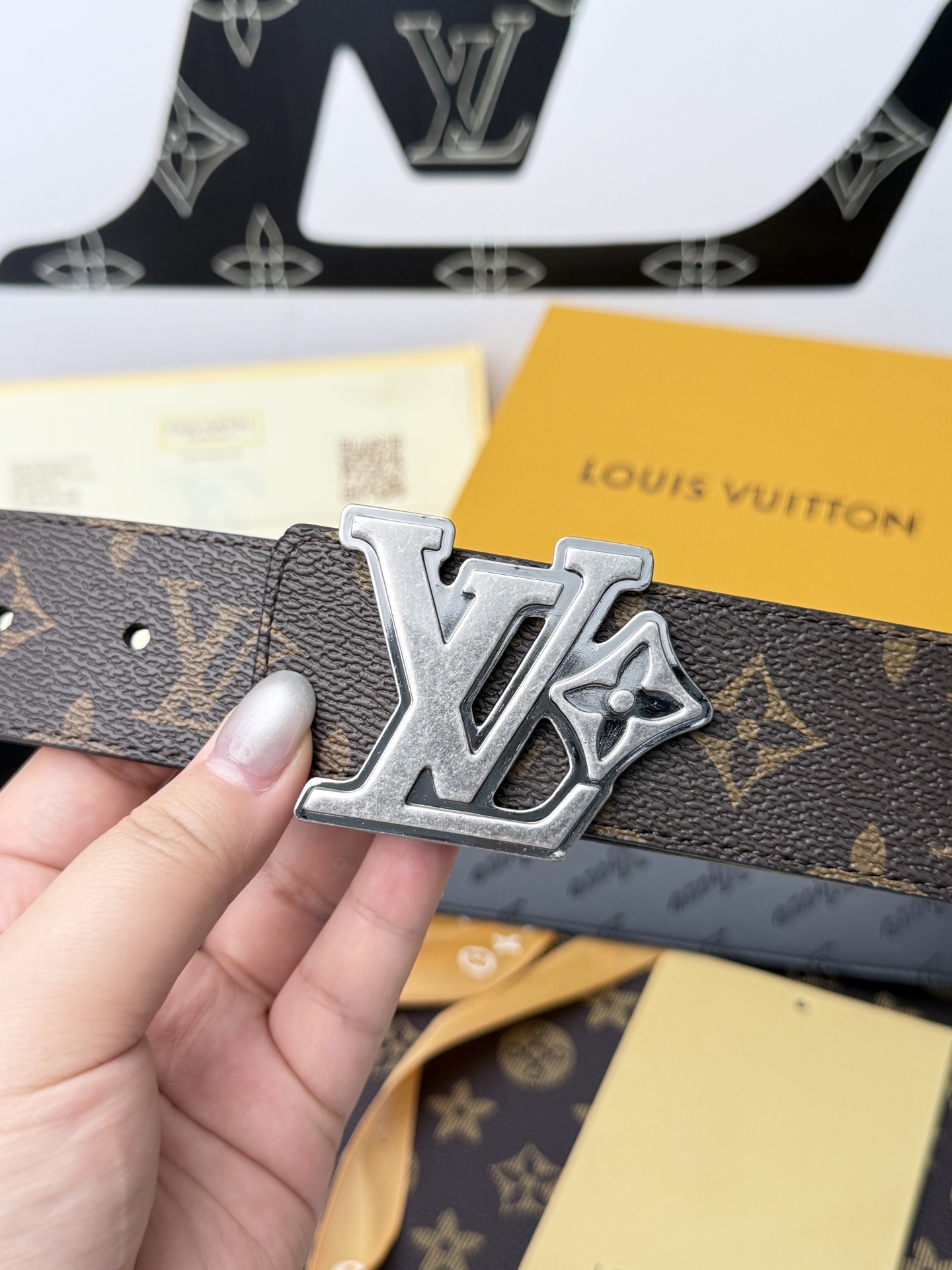 LV經典老花古銀立體LV扣皮帶40mm寬版 原廠級經典老花帆布，搭配滿版壓印LV頭層牛皮內 裡，觸感細膩