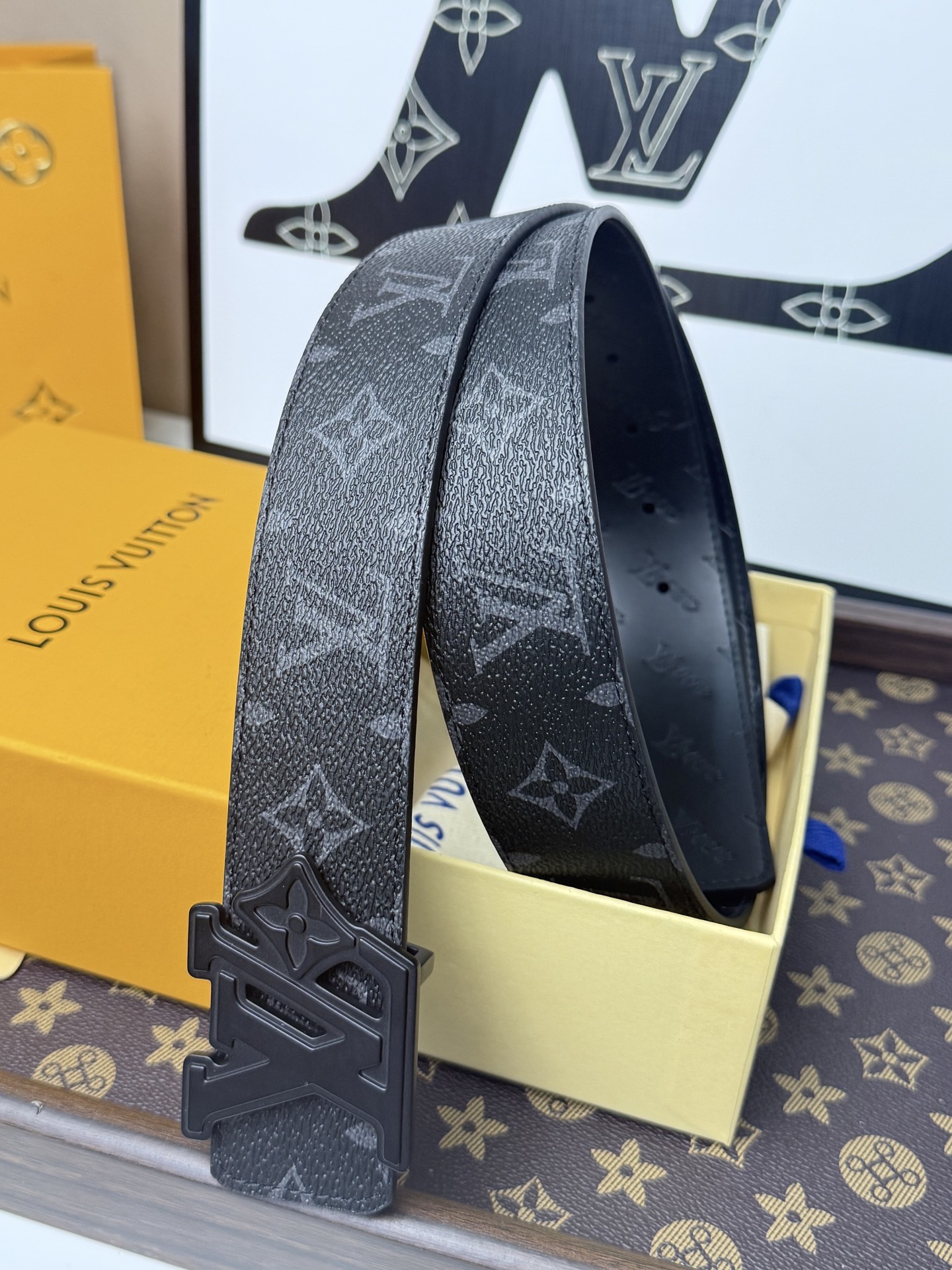 LV經典黑花啞黑立體LV扣皮帶40mm寬版 原廠級經典黑花帆布，搭配滿版壓印LV頭層牛皮內 裡，觸感細膩