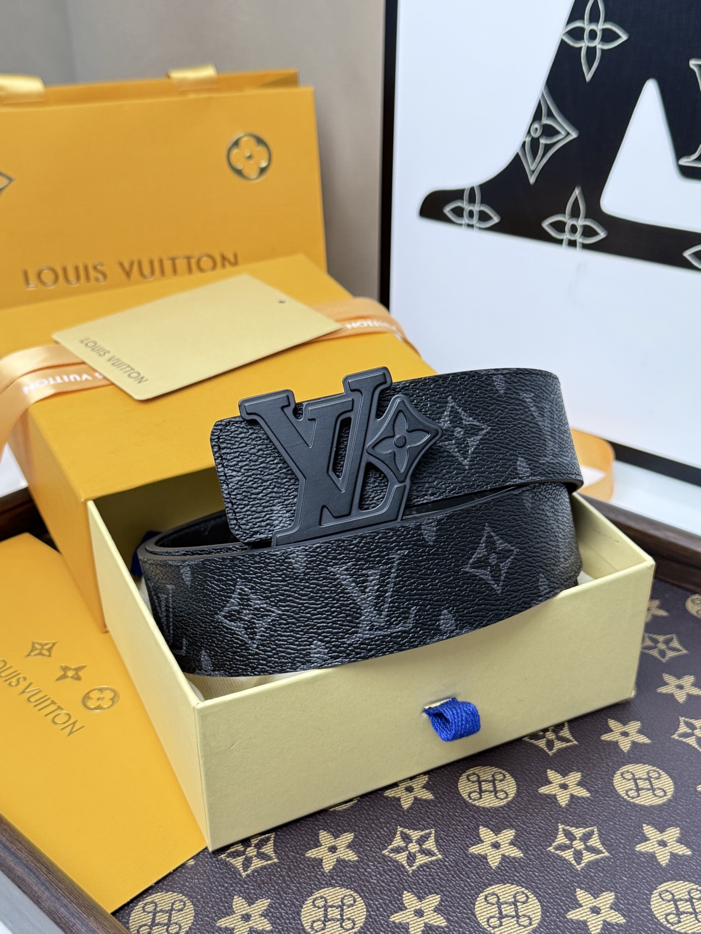 LV經典黑花啞黑立體LV扣皮帶40mm寬版 原廠級經典黑花帆布，搭配滿版壓印LV頭層牛皮內 裡，觸感細膩