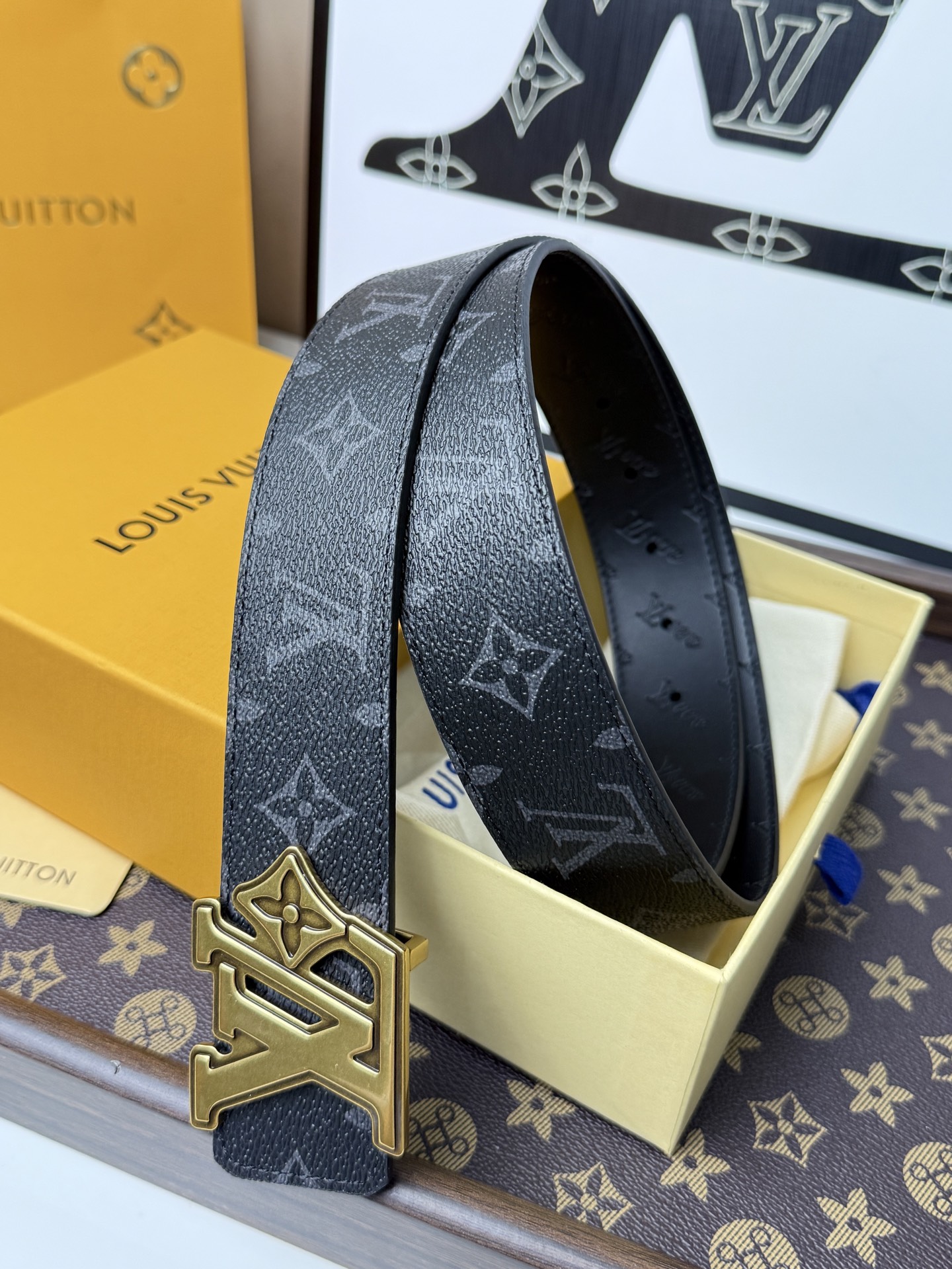 LV經典黑花古金立體LV扣皮帶40mm寬版 原廠級經典黑花帆布，搭配滿版壓印LV頭層牛皮內 裡，觸感細膩