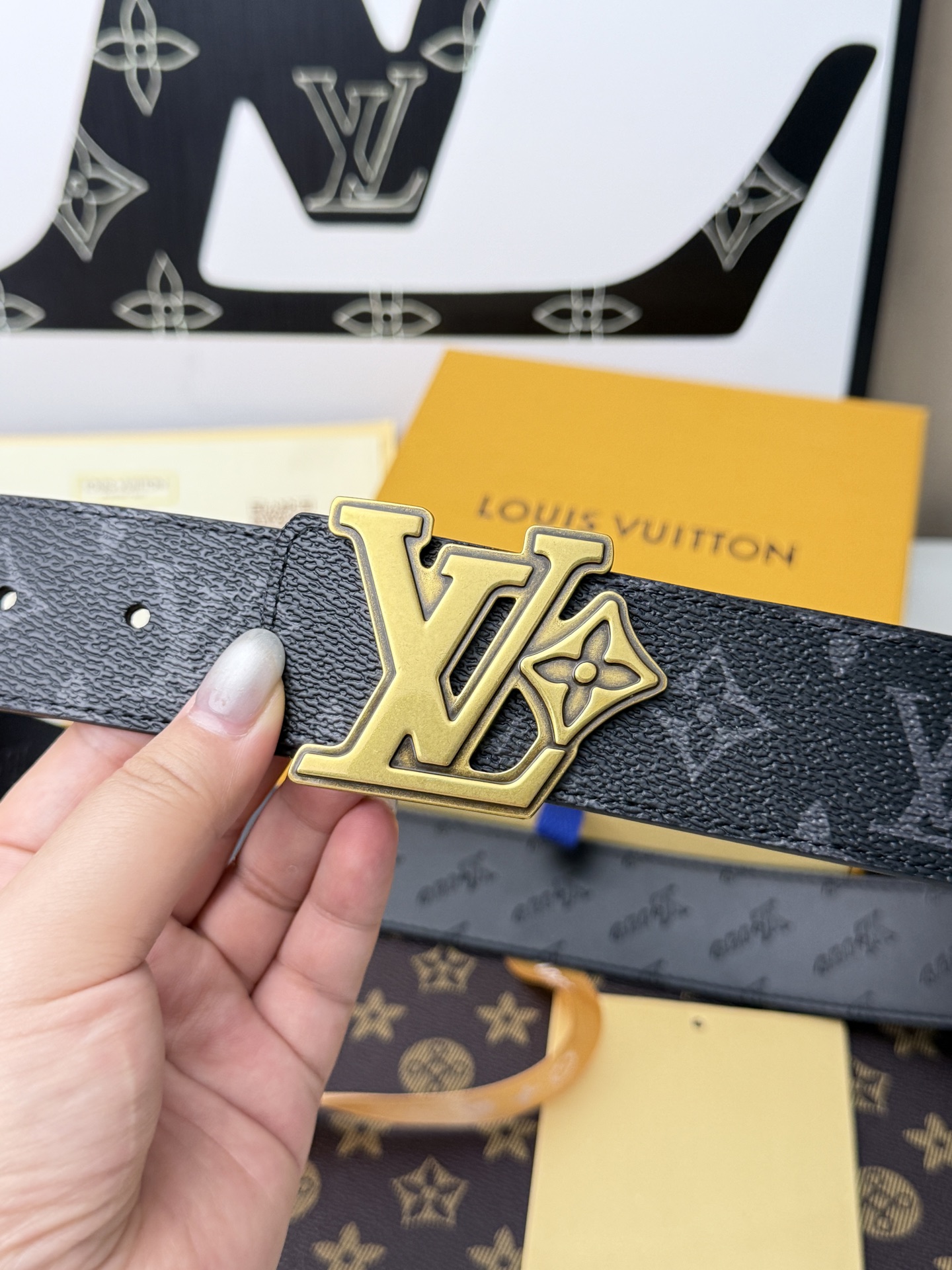 LV經典黑花古金立體LV扣皮帶40mm寬版 原廠級經典黑花帆布，搭配滿版壓印LV頭層牛皮內 裡，觸感細膩